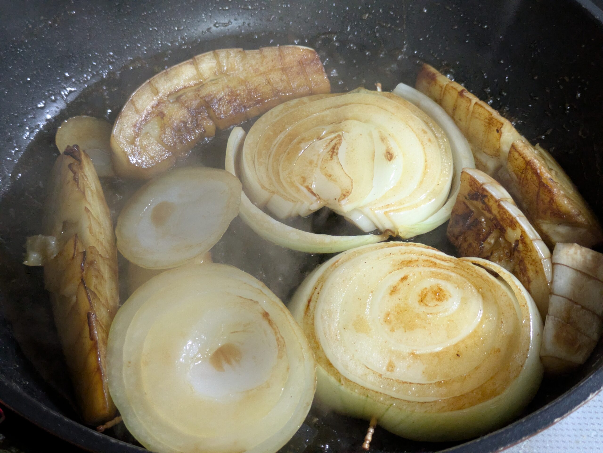 白ナスと玉ねぎのステーキを焼いている。しっかり焼き目がついている