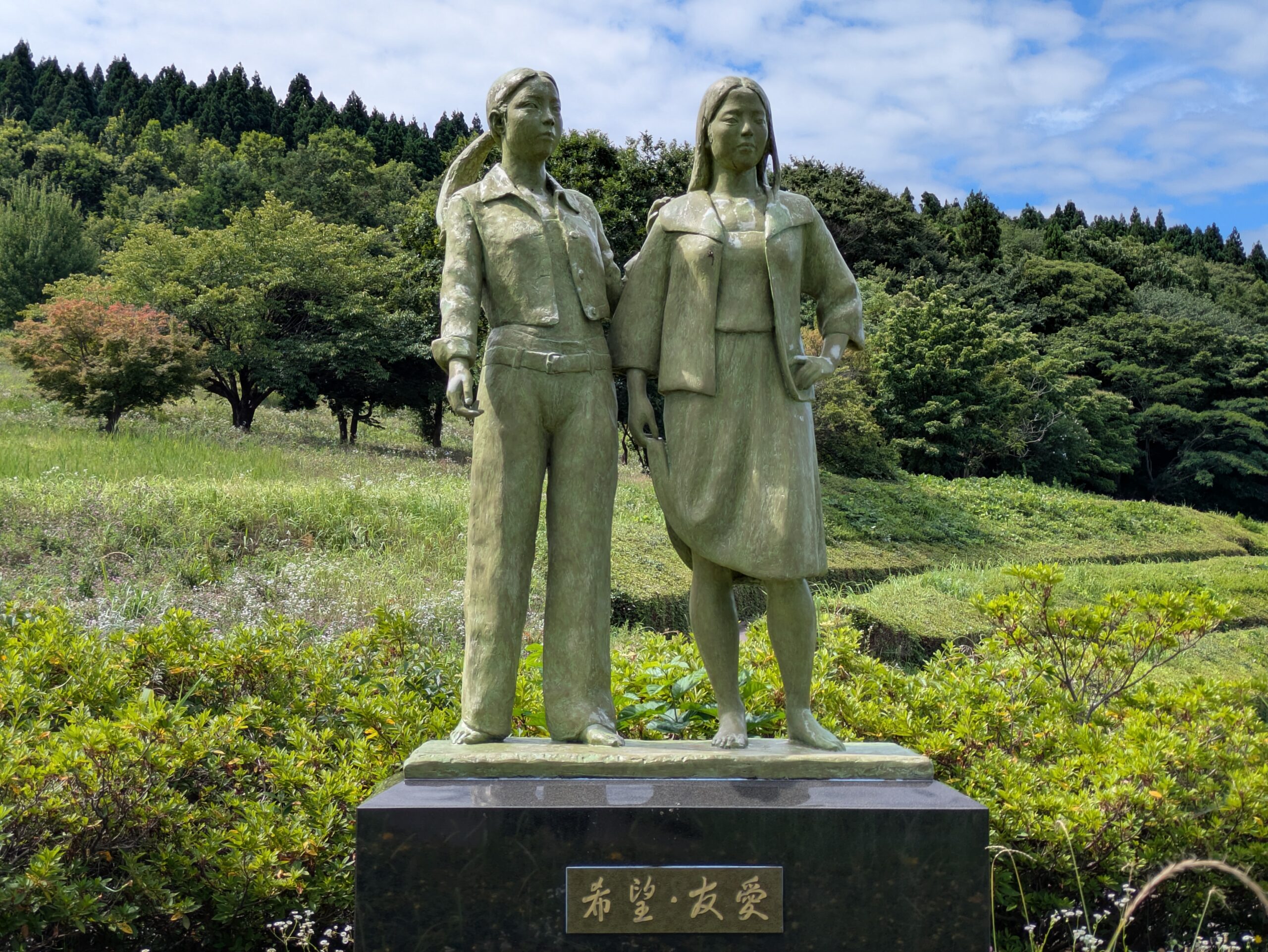 金沢市の大乗寺丘陵公園に置いてある女性像。テーマは「希望・友愛」