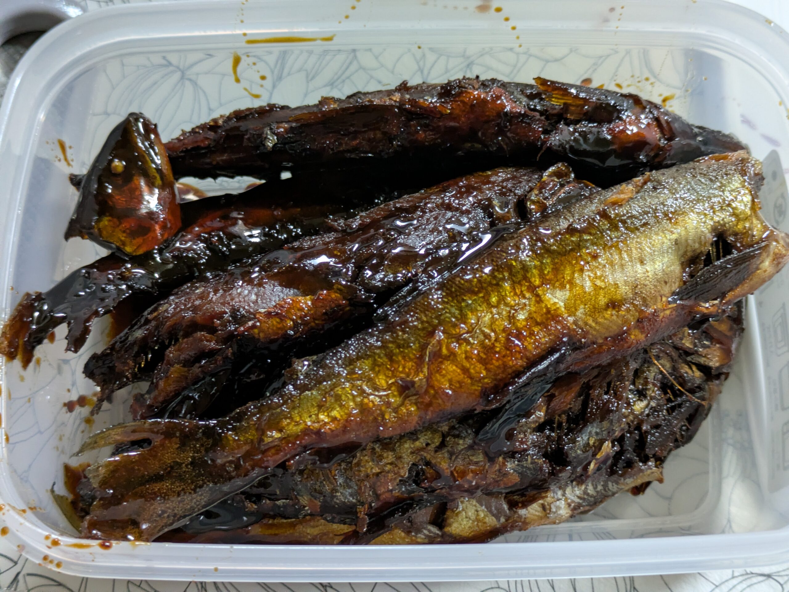 アユの甘露煮をタッパーに入れて保存