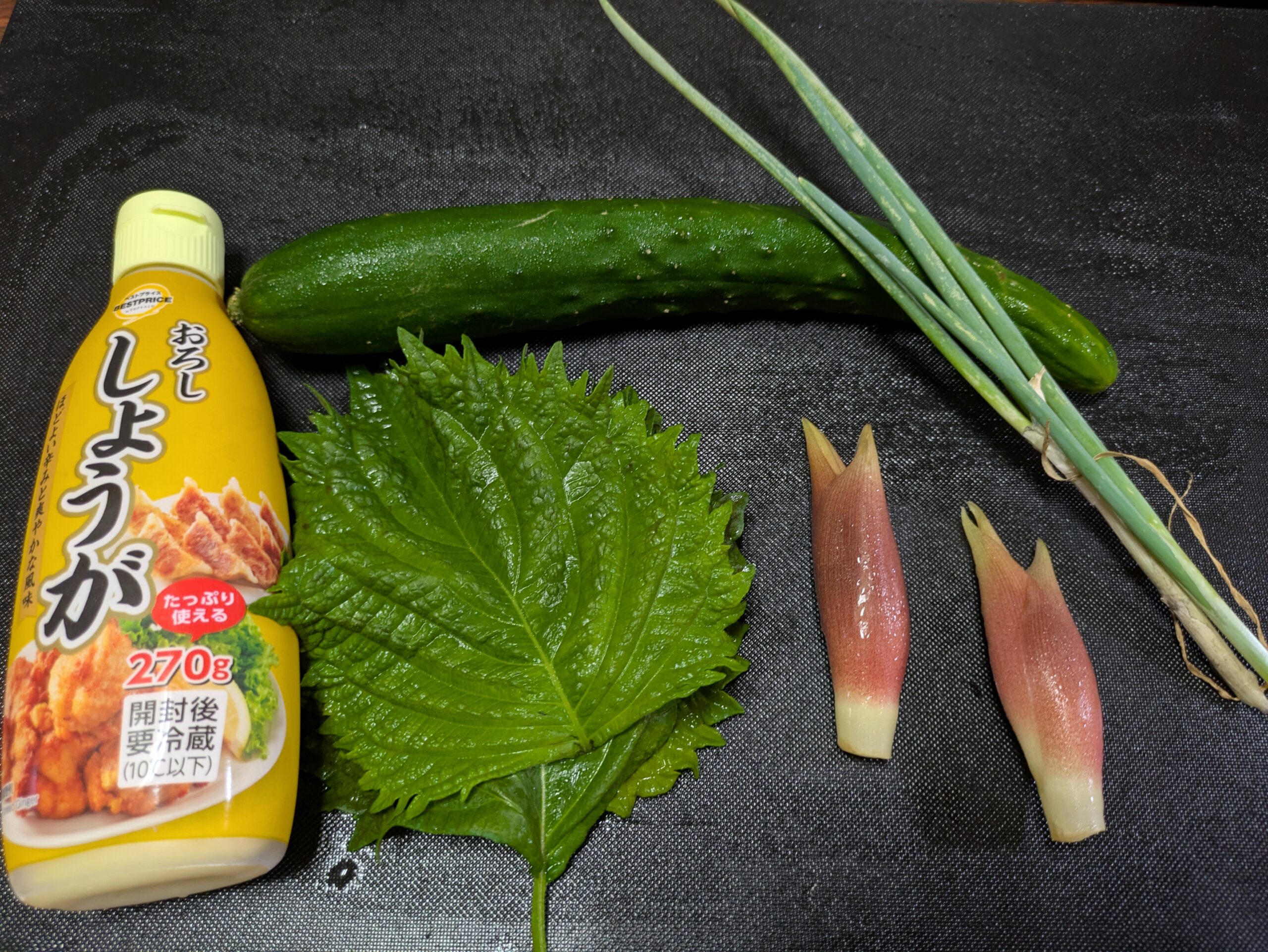 素麺の薬味。胡瓜、大葉、ミョウガ、生姜、ネギ