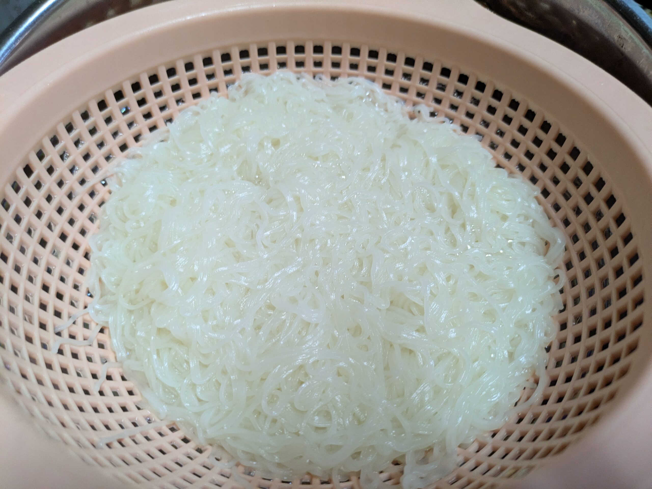 茹でて、ざるで水を切った素麺