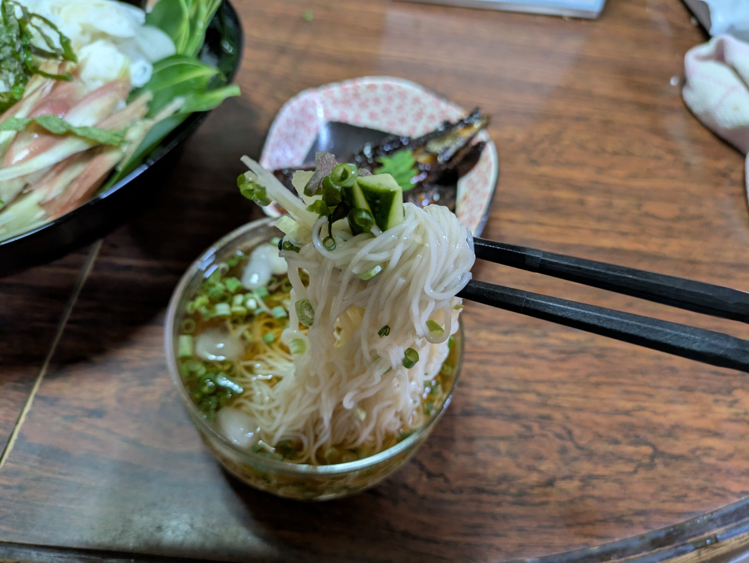 薬味と一緒に食べる冷たい素麺