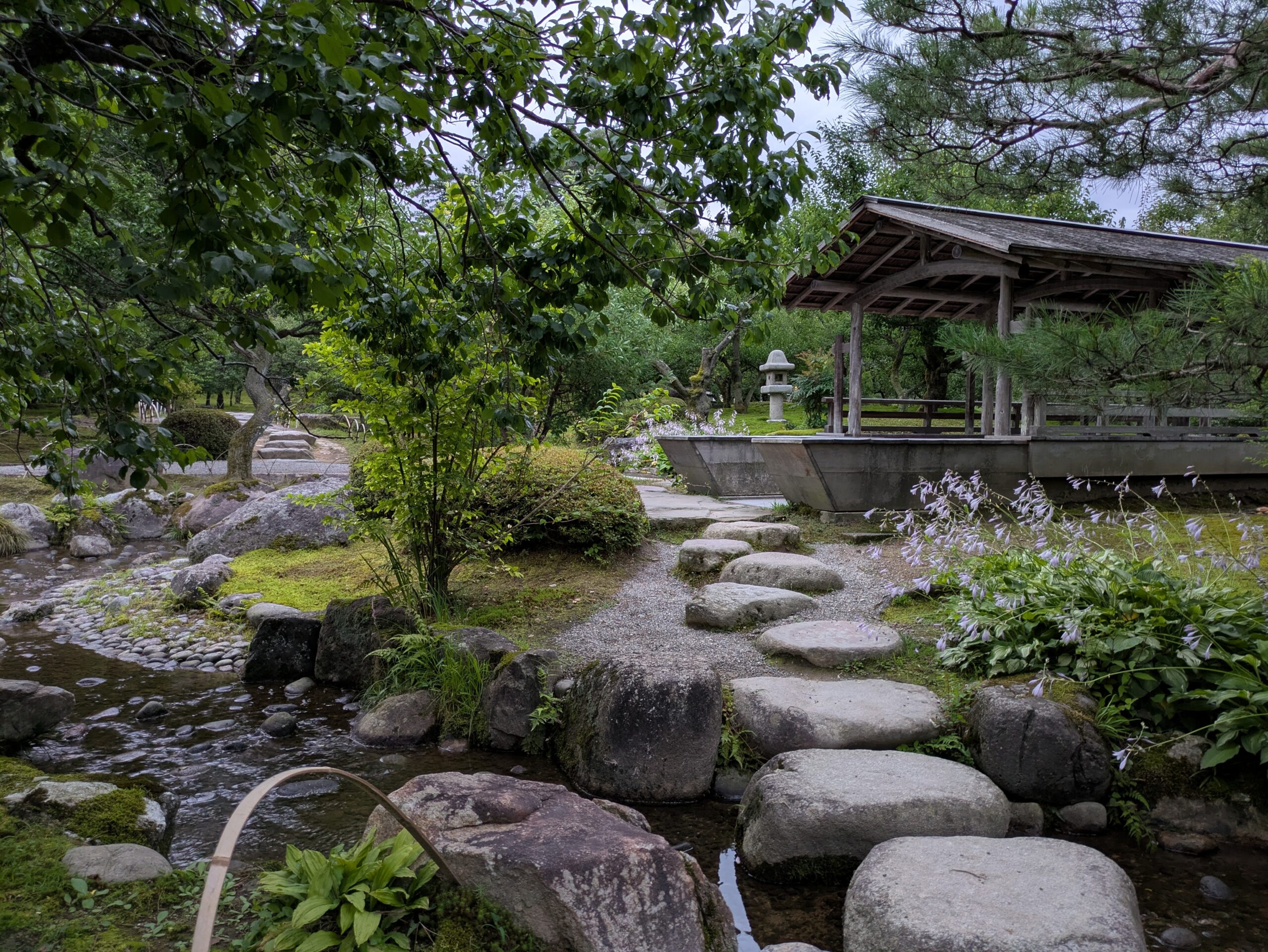 兼六園の飛び石のある庭園風景