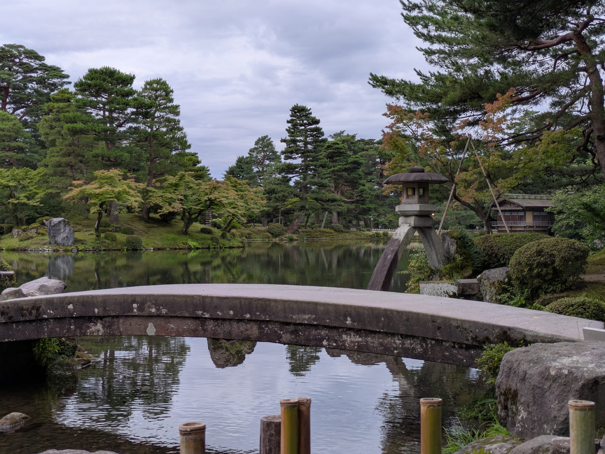兼六園の徽軫灯籠と霞ヶ池を望む早朝の風景