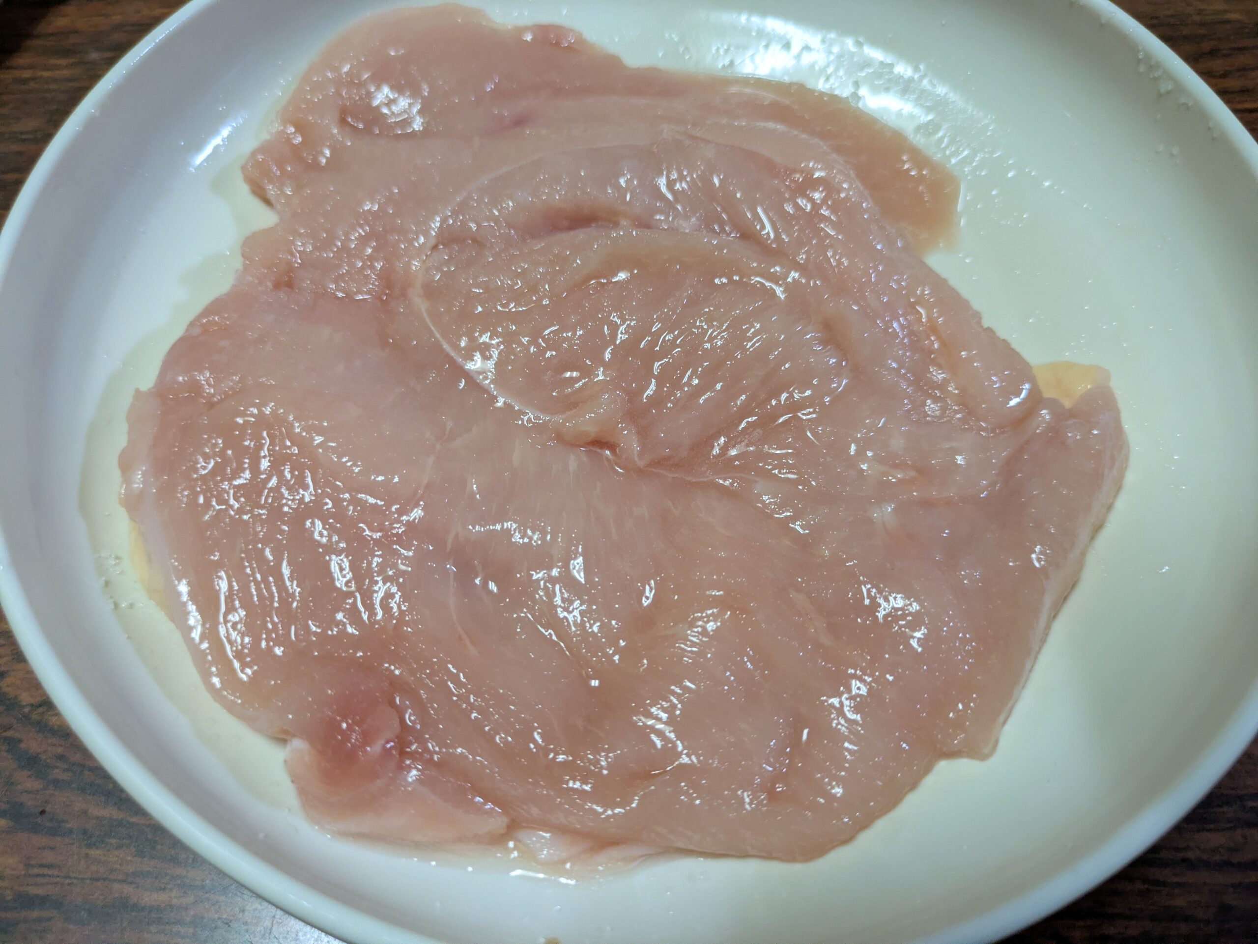 スーパーで買った鶏むね肉を横に開いたもの