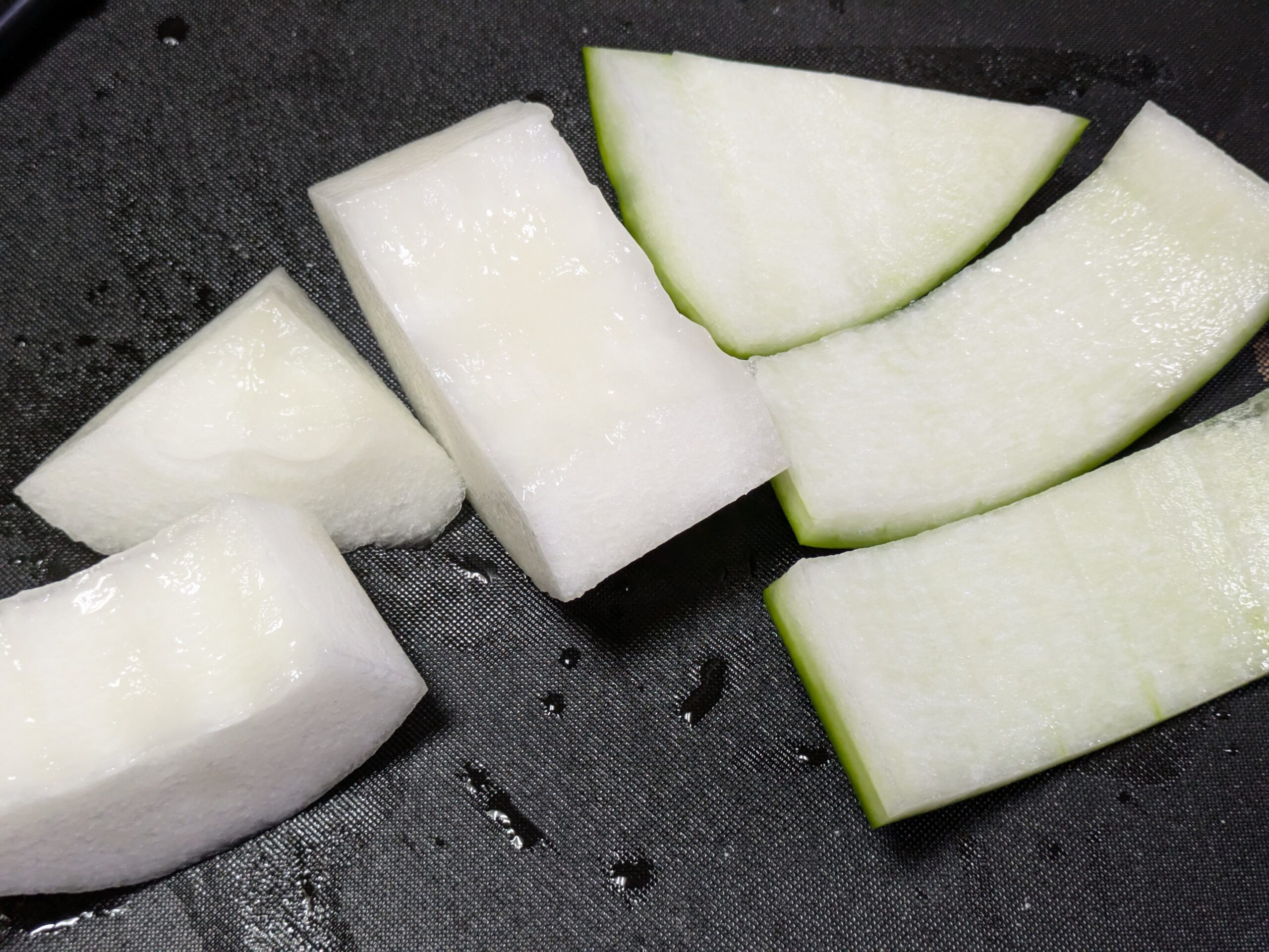 厚めに皮をむいた冬瓜