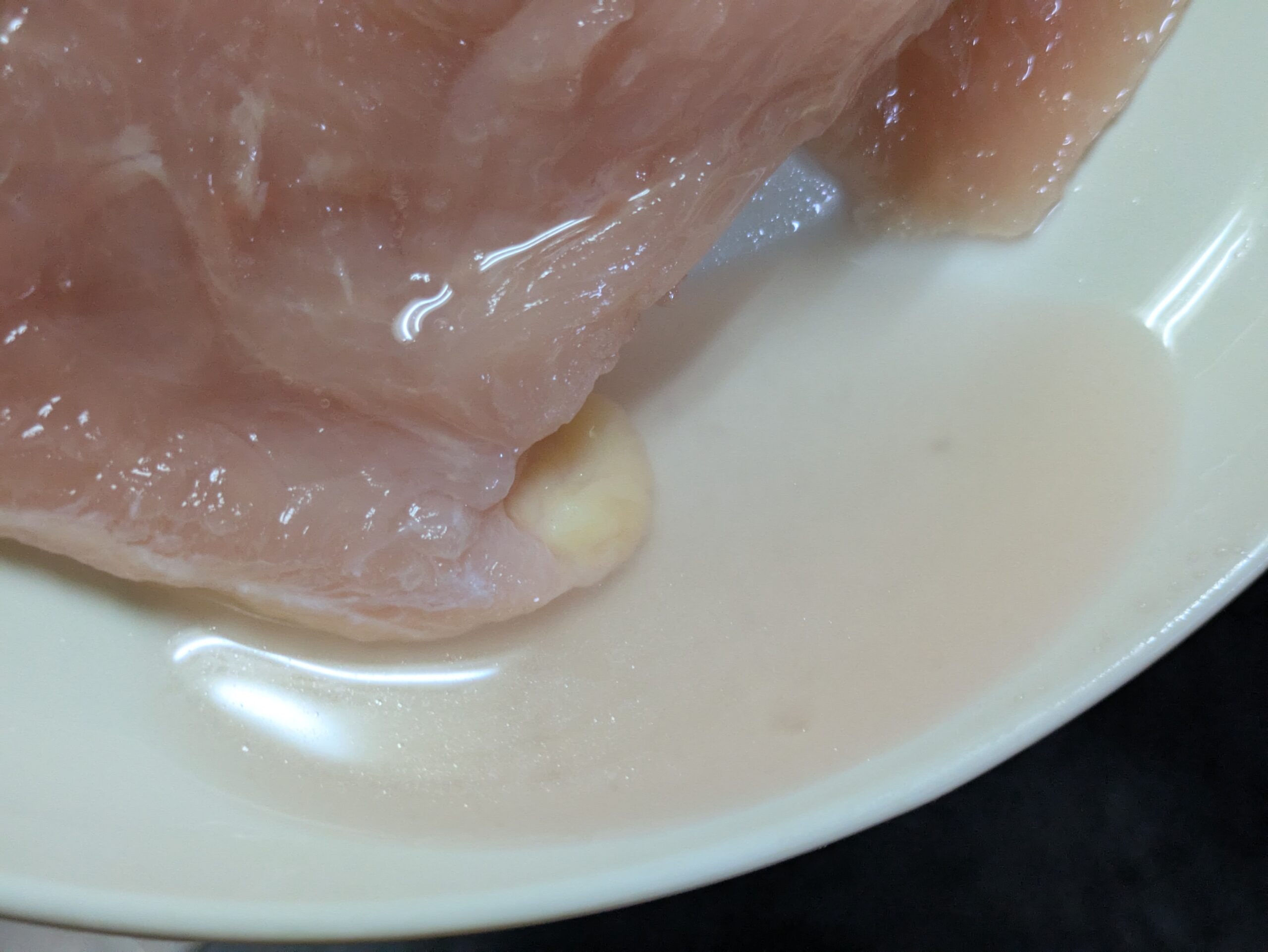 鶏むね肉に塩と砂糖をかけ、１時間置くと出てきた水
