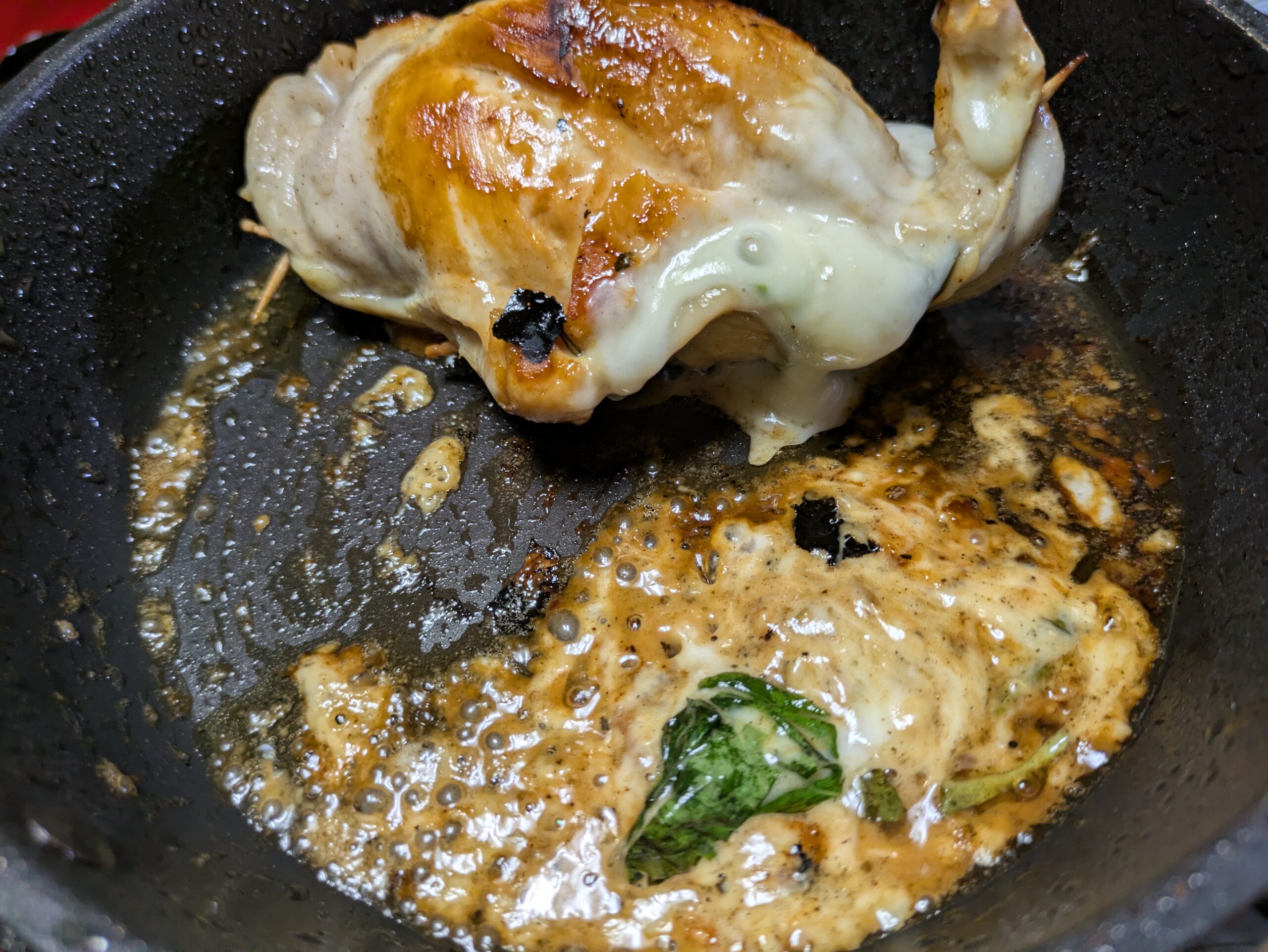蒸し焼きした鶏むね肉。中からチーズが漏れ出ている
