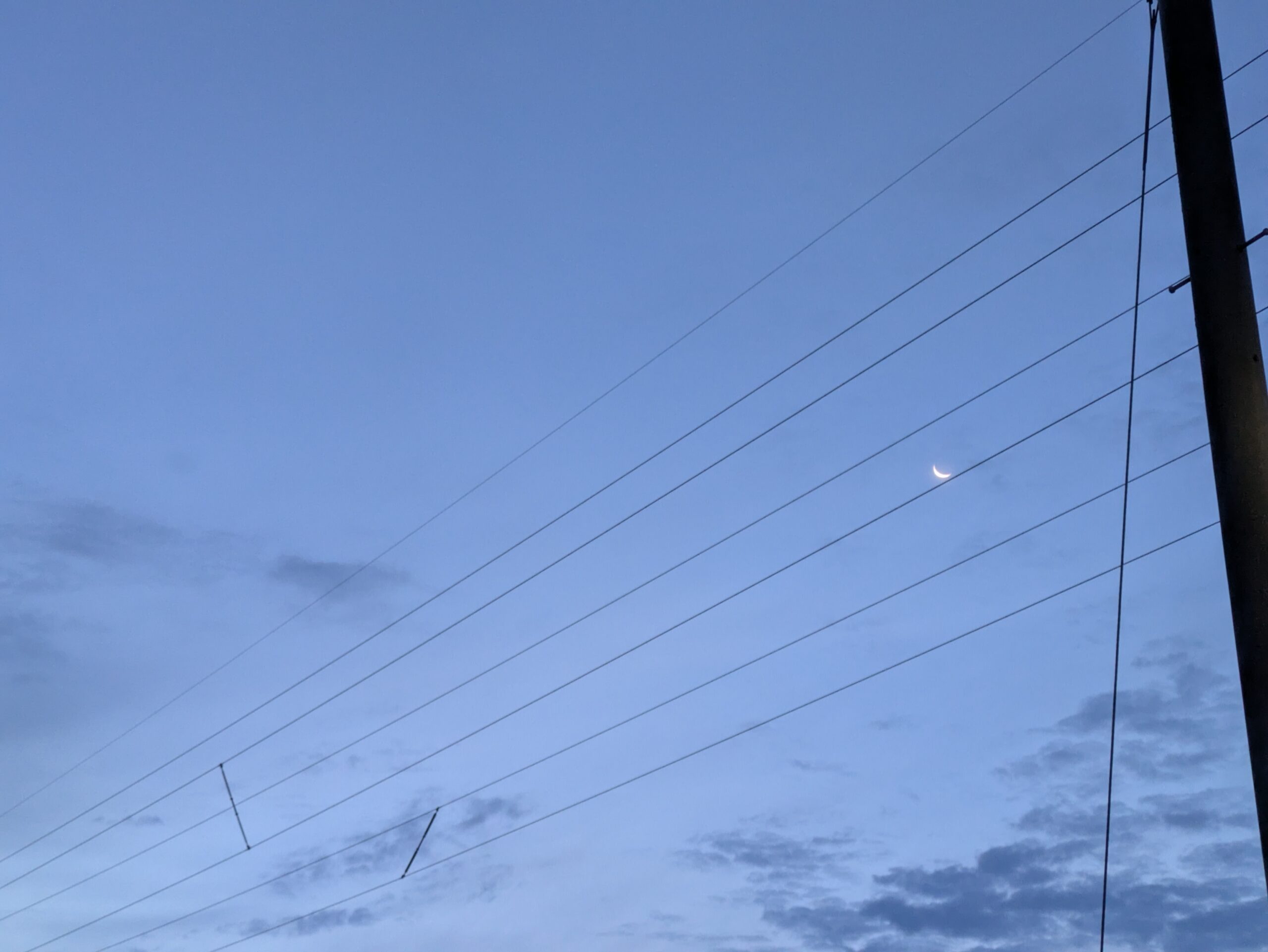 ７月上旬朝４時過ぎの空の明るさと月