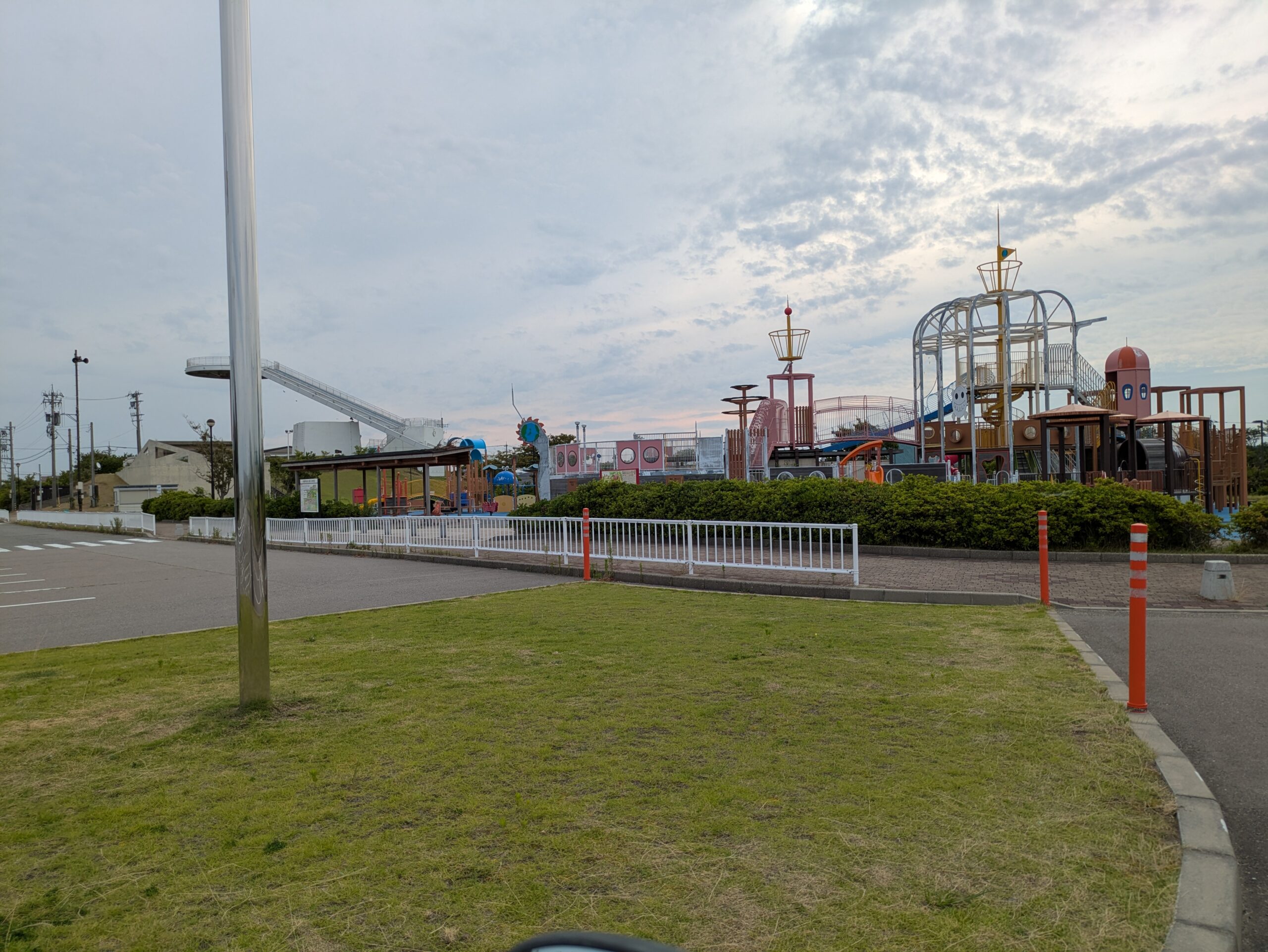 内灘町総合公園の芝生広場に立つ、大きな海賊船モチーフの大型アスレチック遊具。奥には白い展望台が見える。