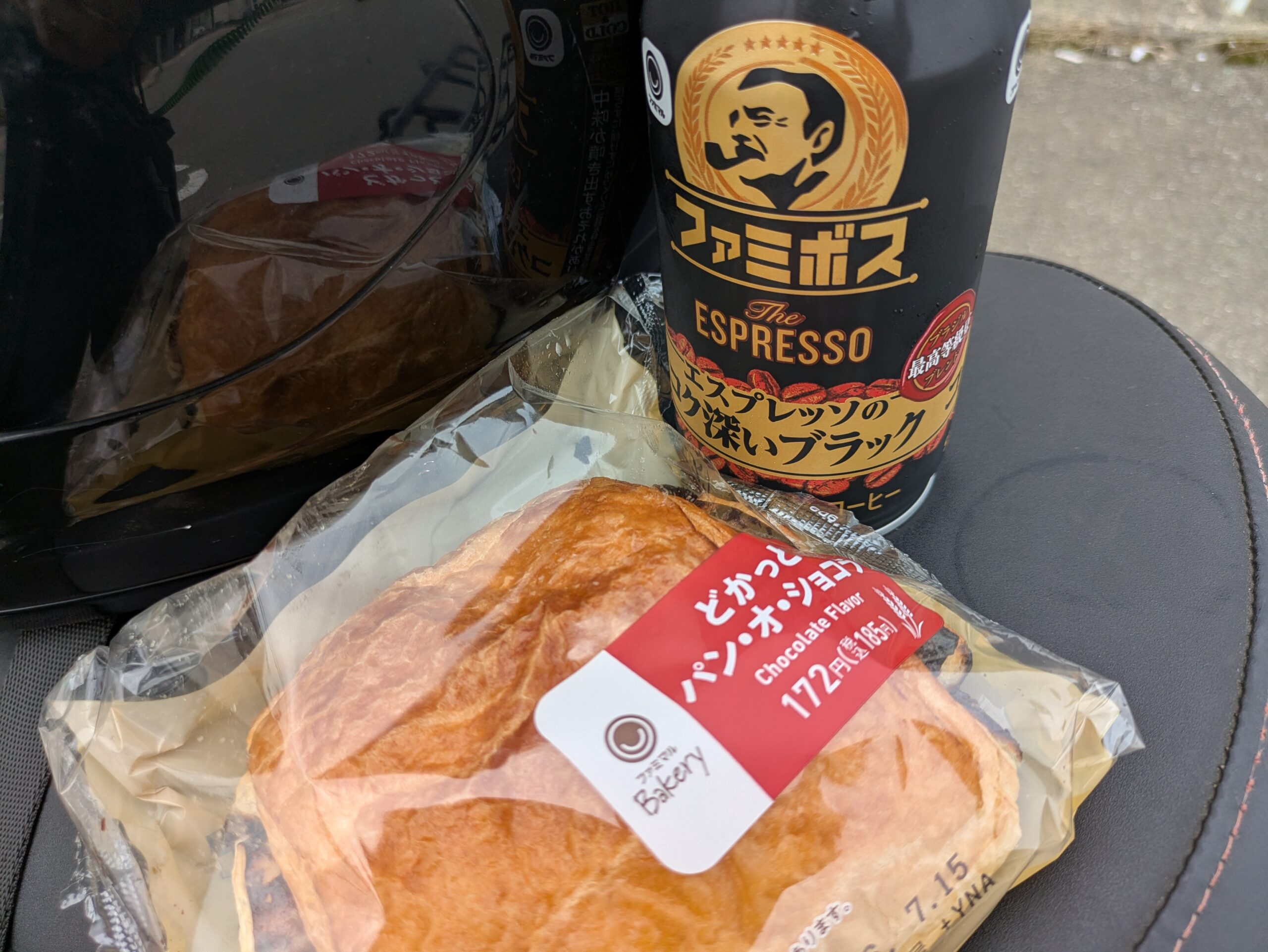 河北潟散策へ向かう途中に立ち寄ったコンビニで買ったパンとコーヒー