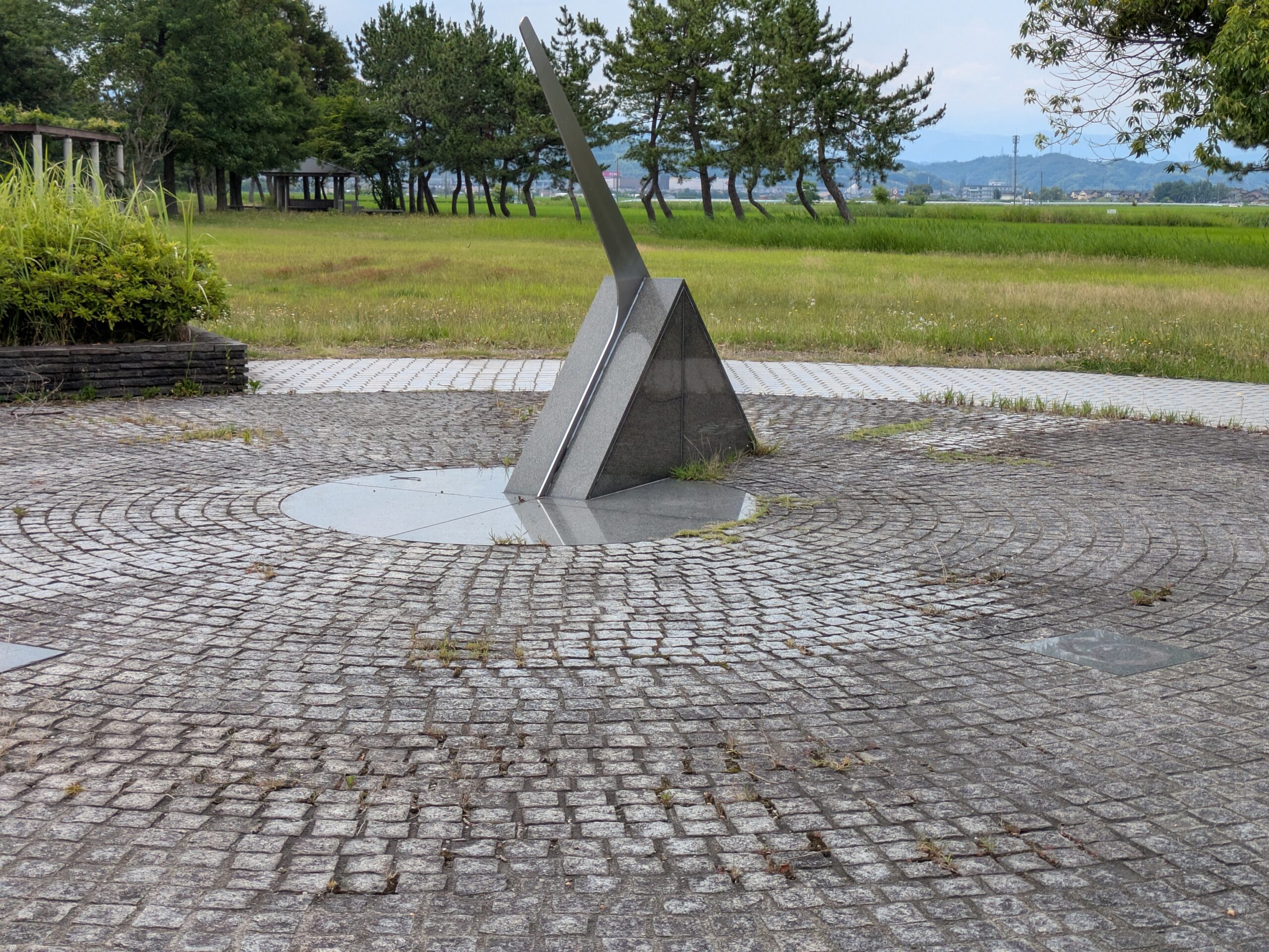 柳瀬川つつみ公園の象徴的な日時計