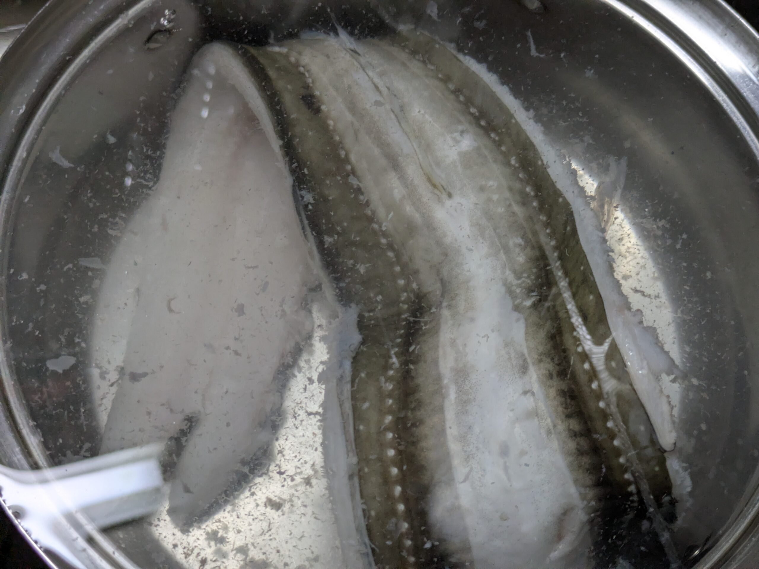 冷水の中で残った、固まったぬめりを落とす