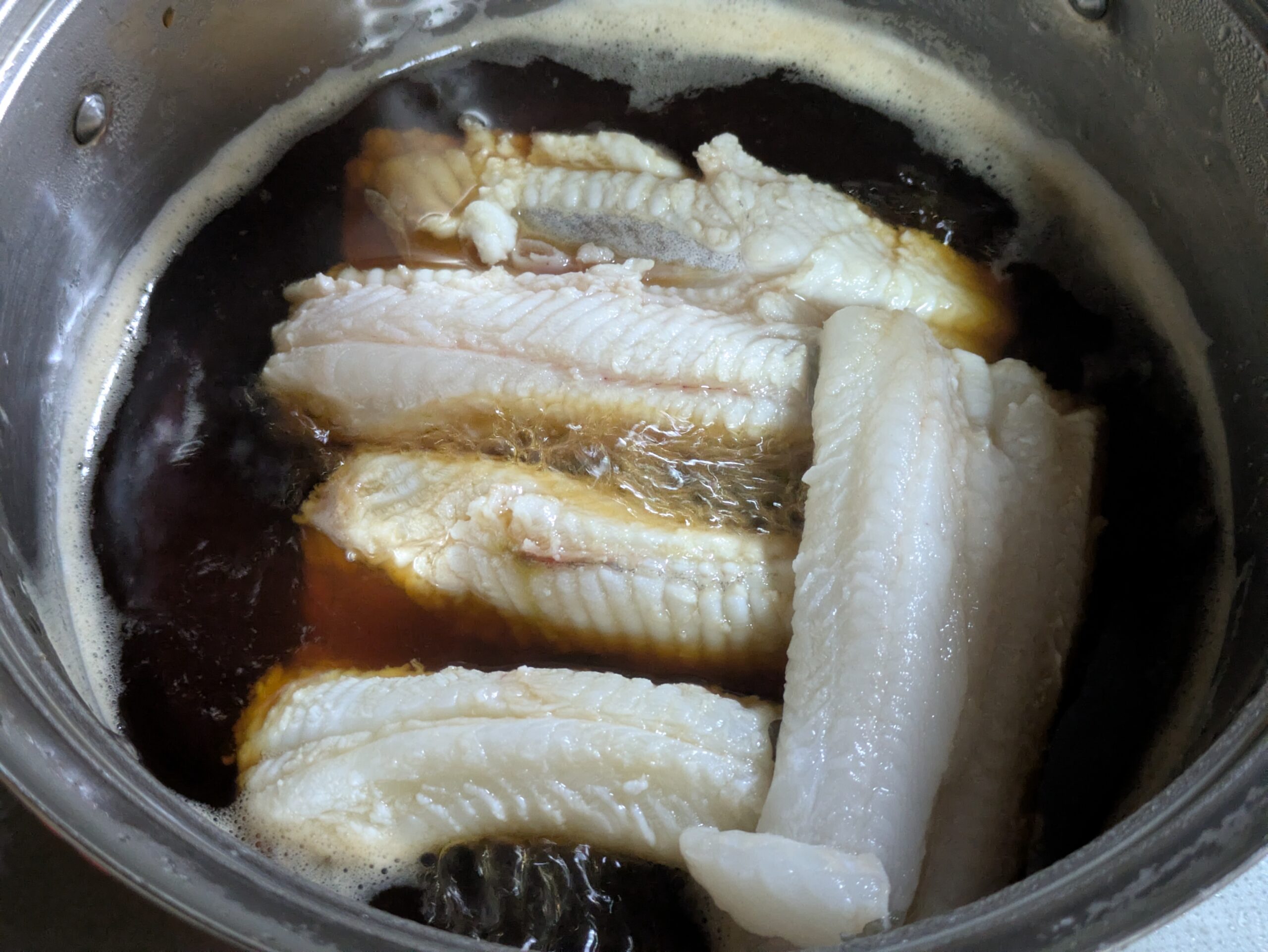 煮汁に入れたアナゴ