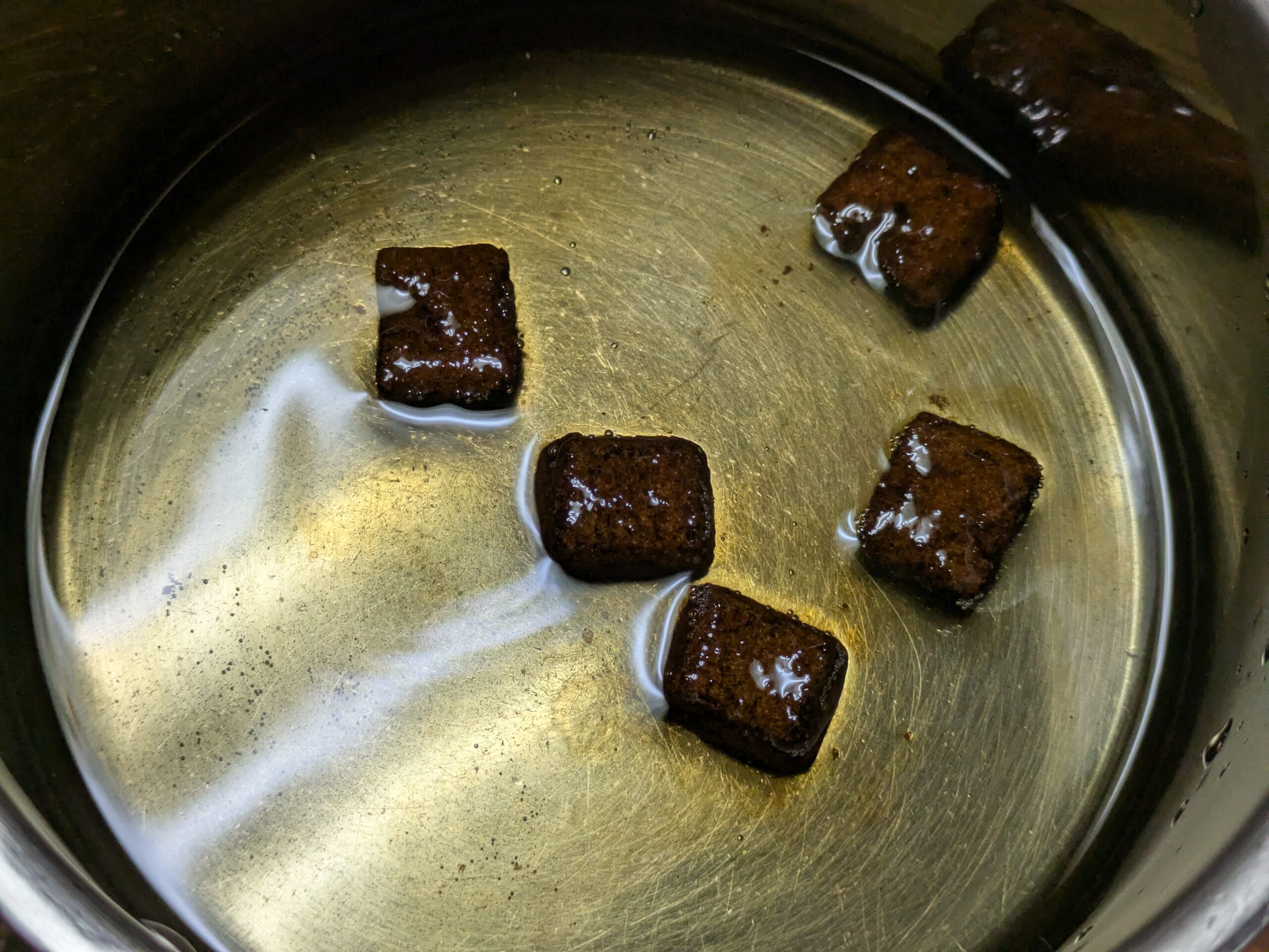 鍋に入れた黒糖と水