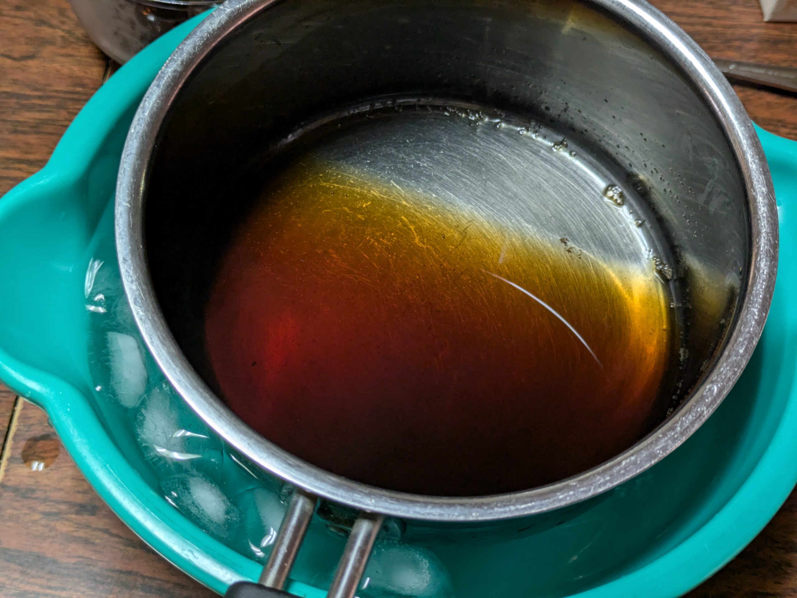 手鍋で作った黒糖ソースを氷水で冷ましている