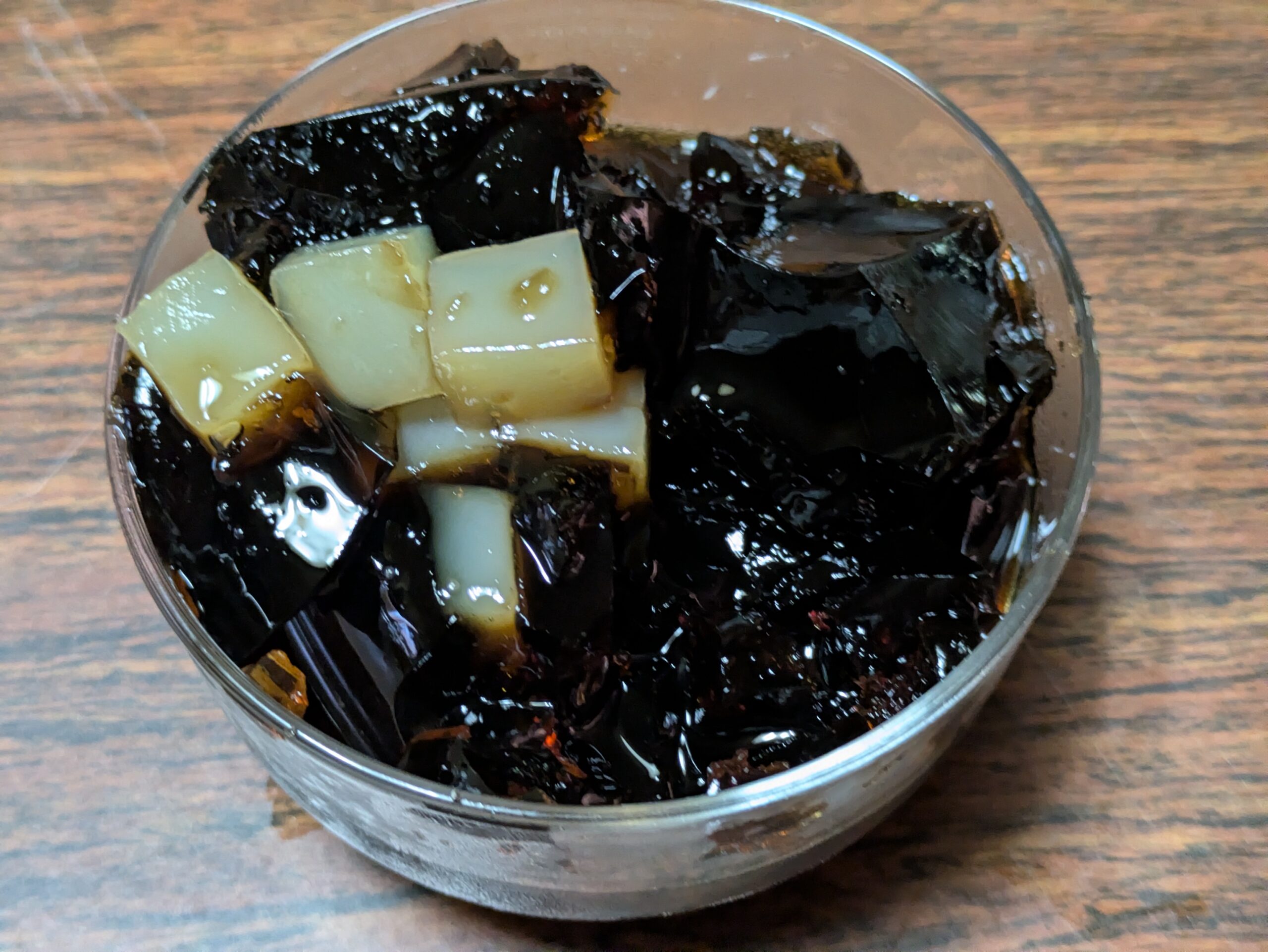 黒糖ソースをかけたナタデココ入りコーヒーゼリー