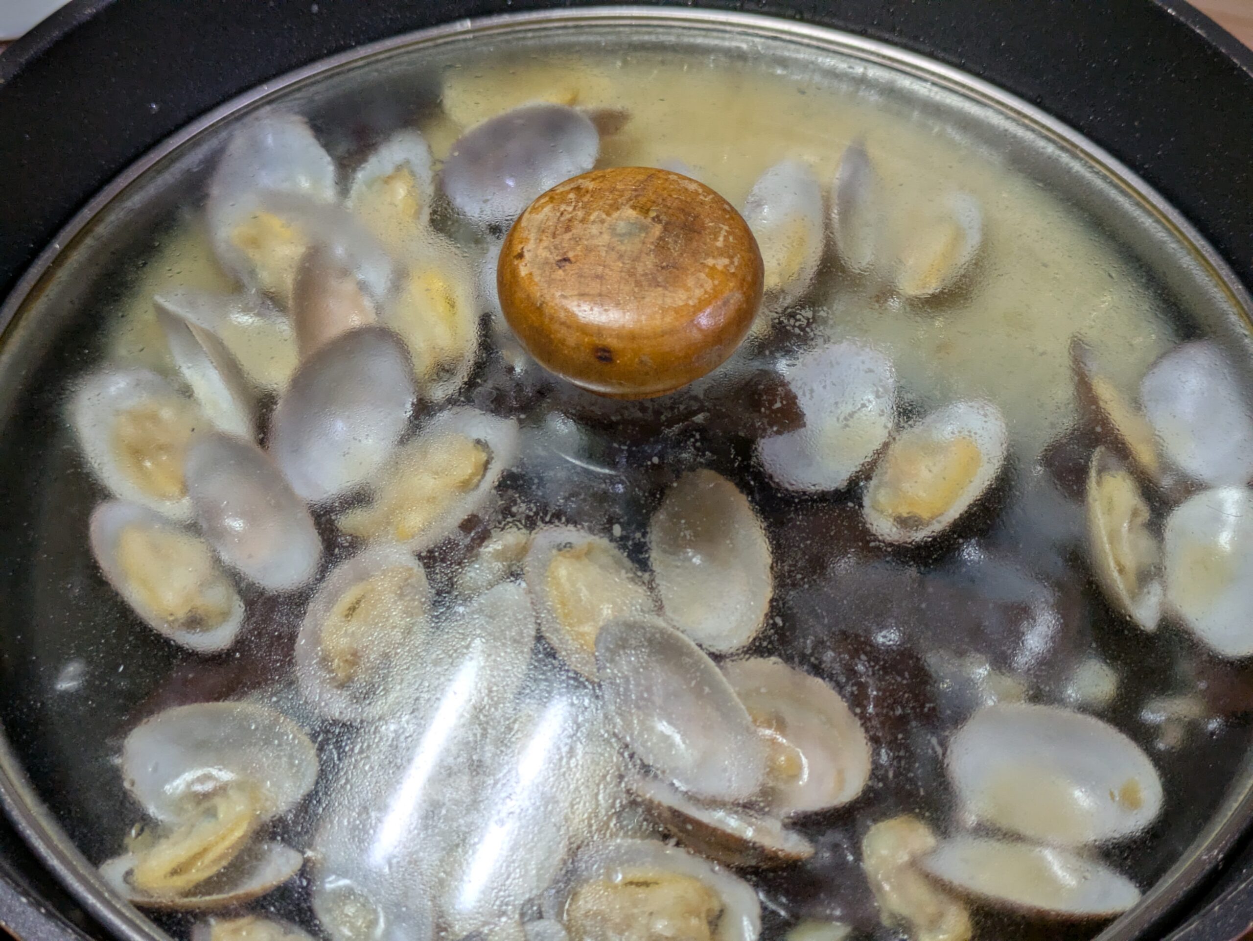 酒蒸しにして、アサリの殻が全て開き、ダシがよく出ている