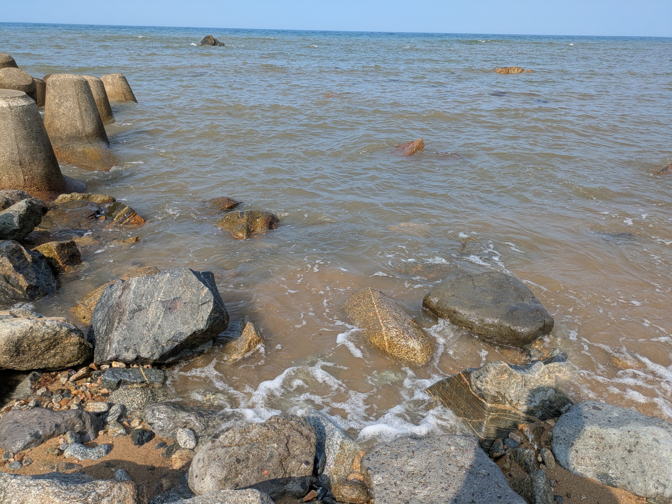 海中まで石が続いている滝港周辺の浜