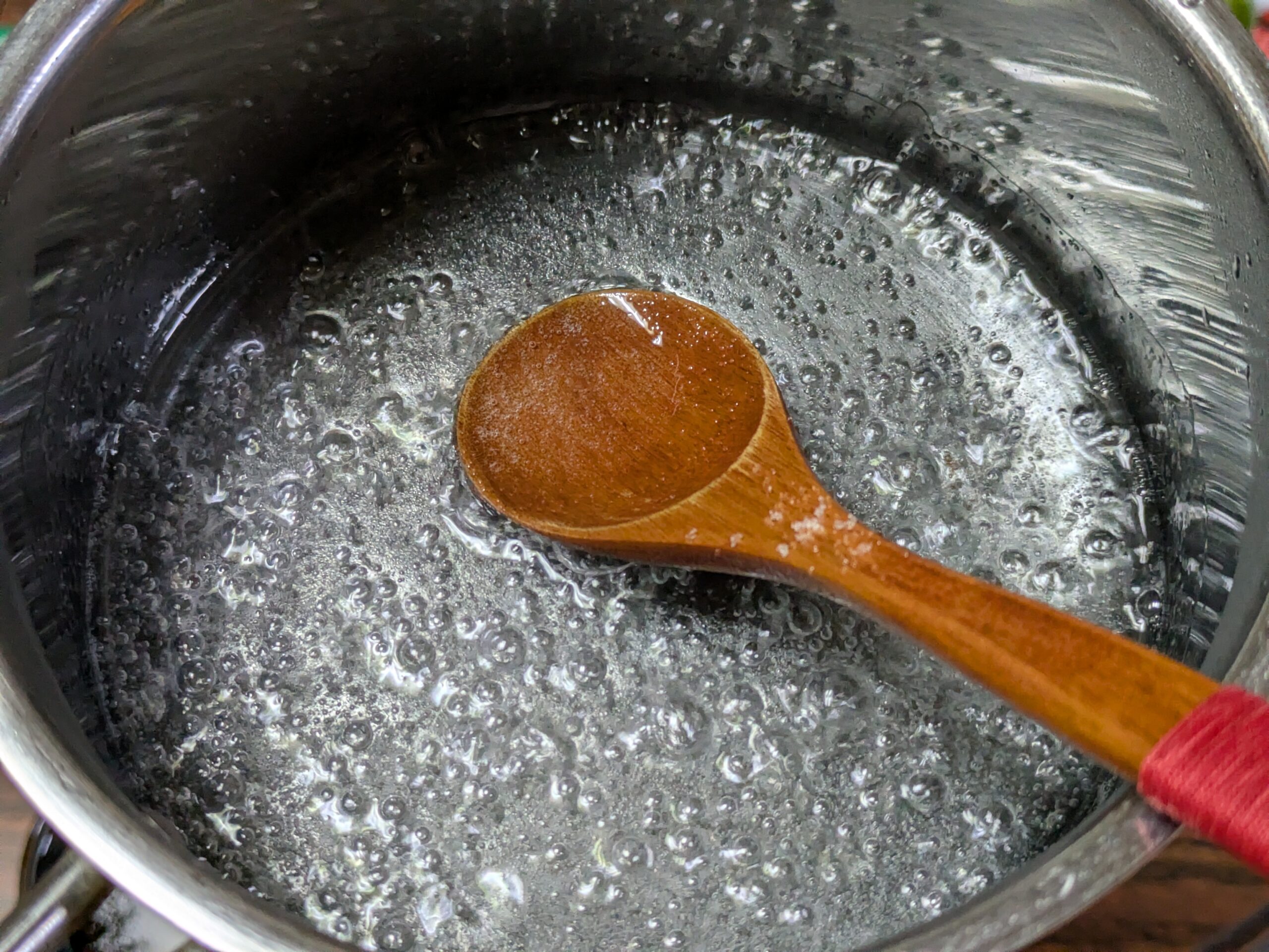ナッツをコーティングするため鍋に入れた上白糖と水が溶けたもの