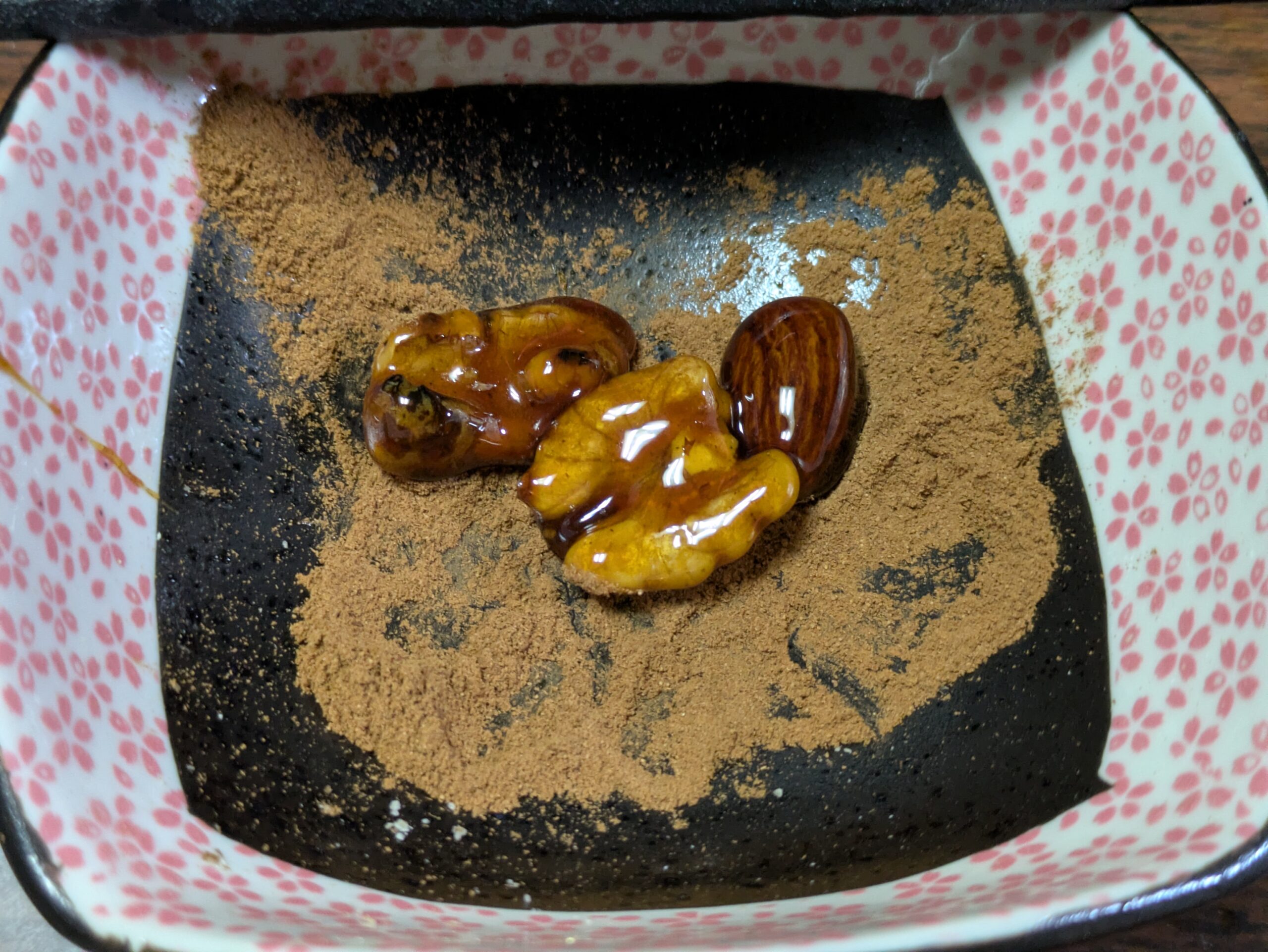 キャラメリゼしたナッツをシナモンでコーティングしているところ