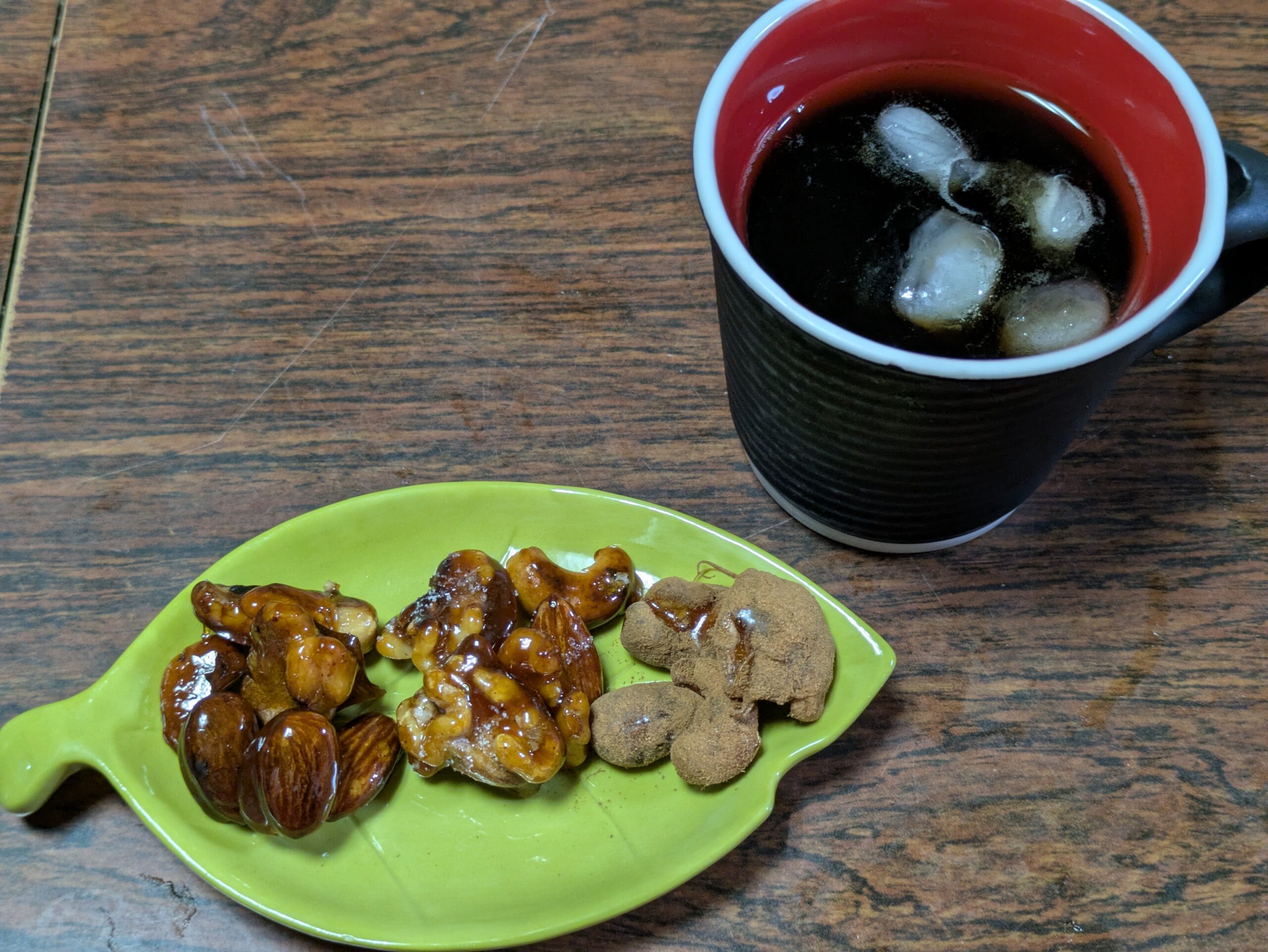 ナッツの日に作った、ナッツのキャラメリゼとブラックコーヒーを並べたところ