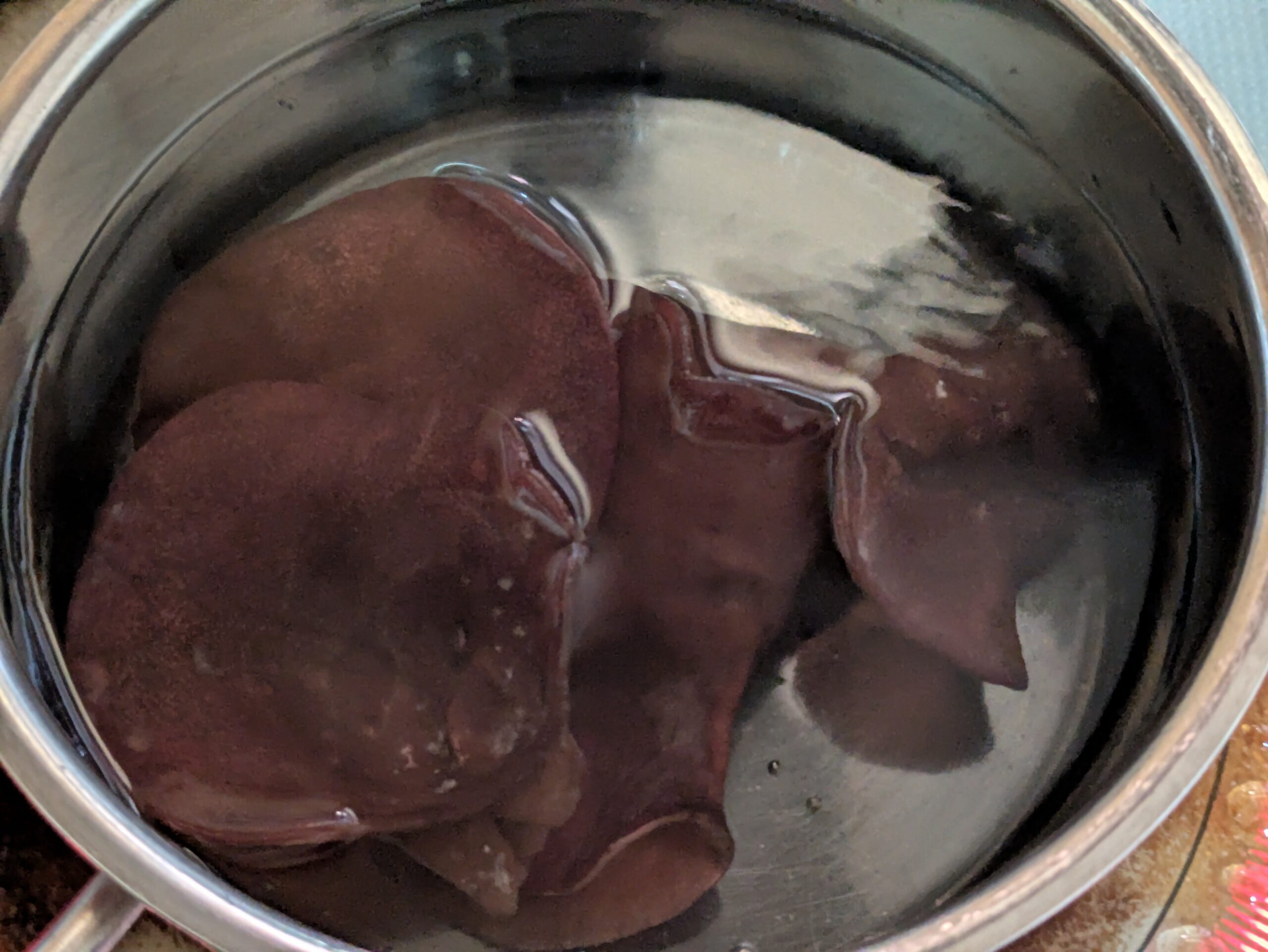 沸騰したお湯で生キクラゲを茹でている様子