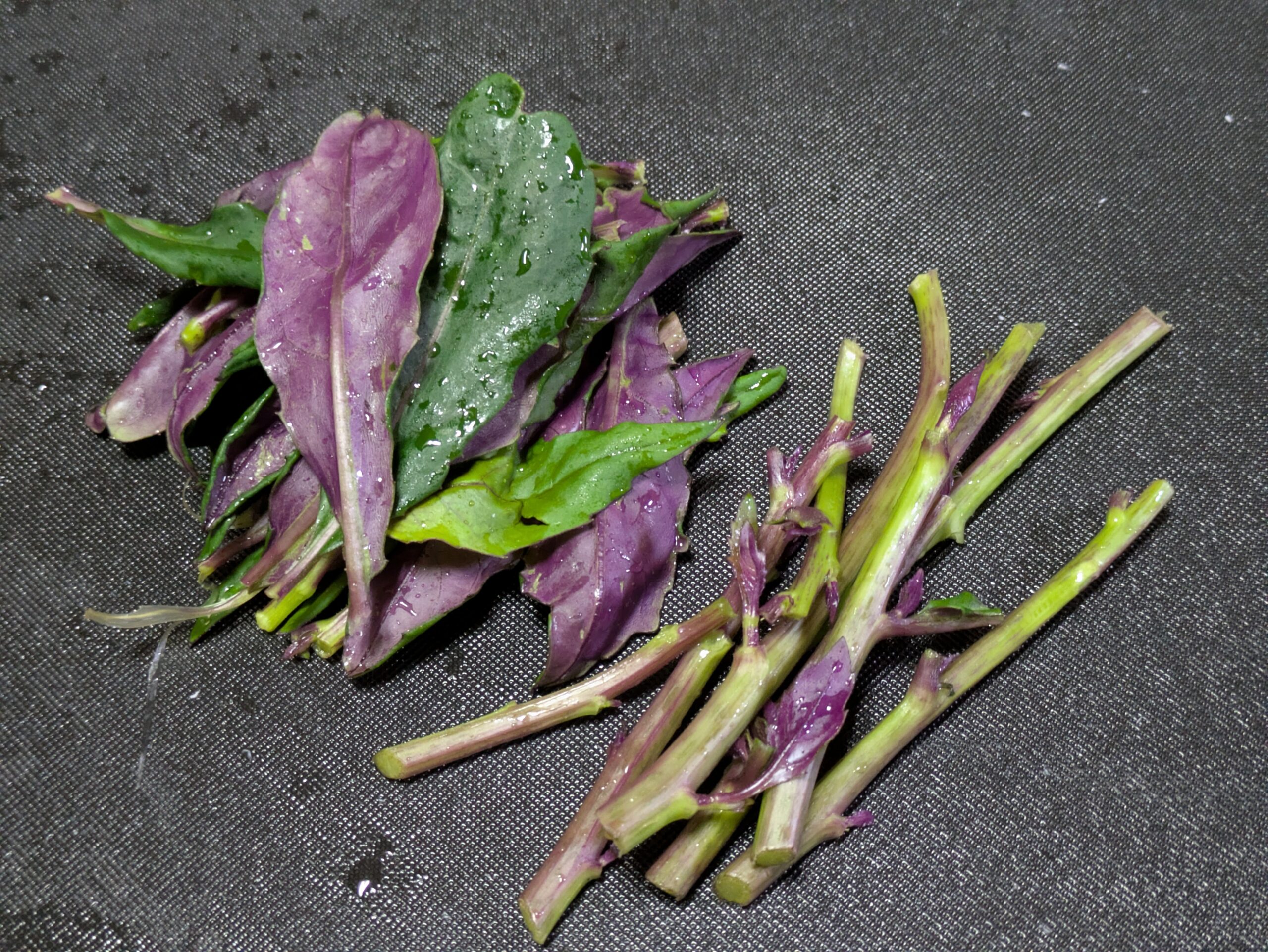 お浸しにする金時草の葉と茎を分けたところ