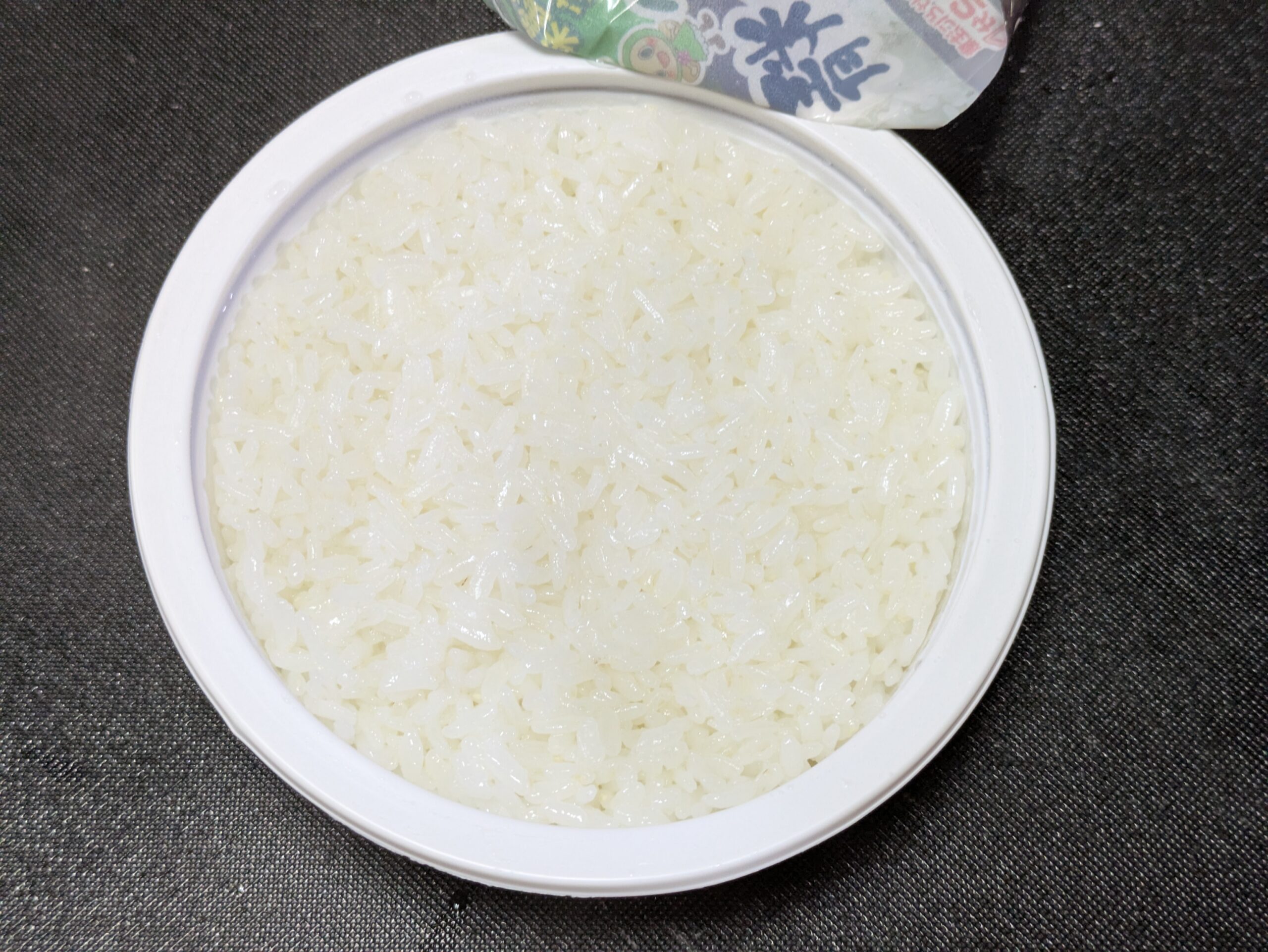 丼に盛り付けた金沢産コシヒカリのパックご飯
