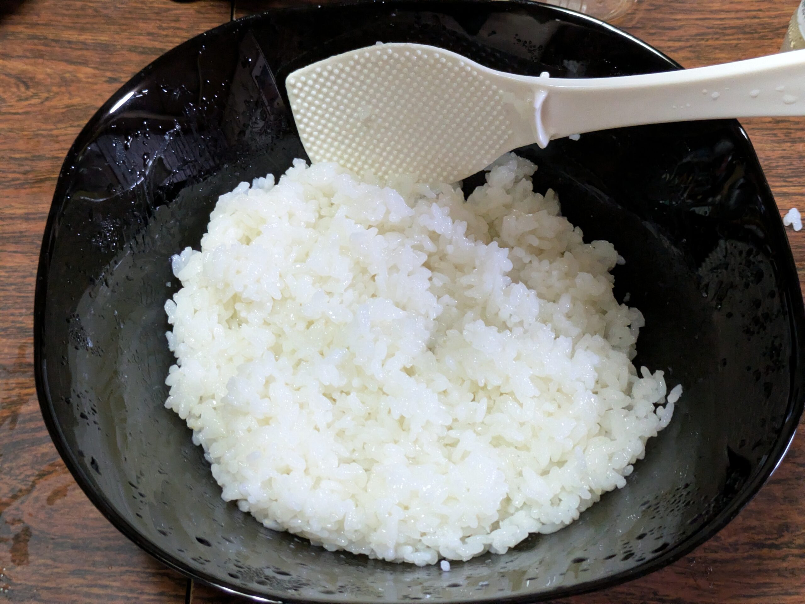市販の寿司酢を混ぜて酢飯を作っているところ