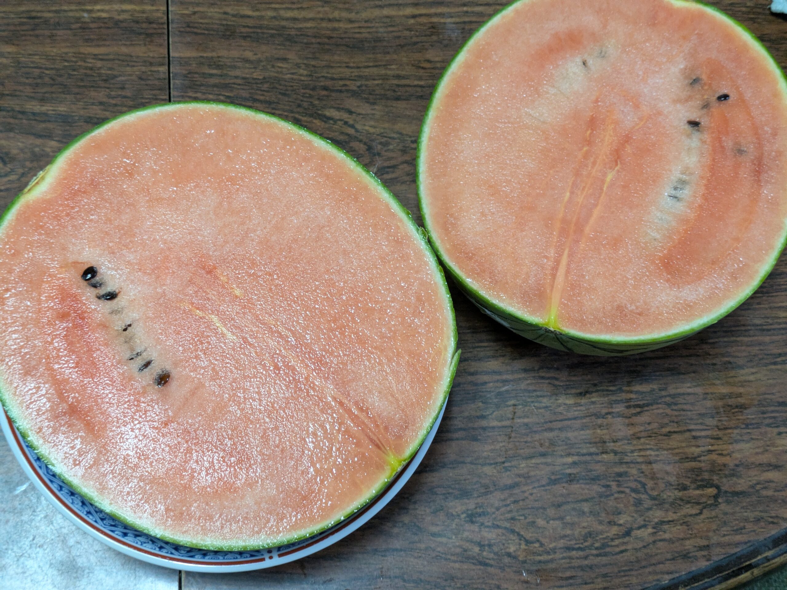 半分に切った果肉の色が薄い金沢こだま西瓜の断面