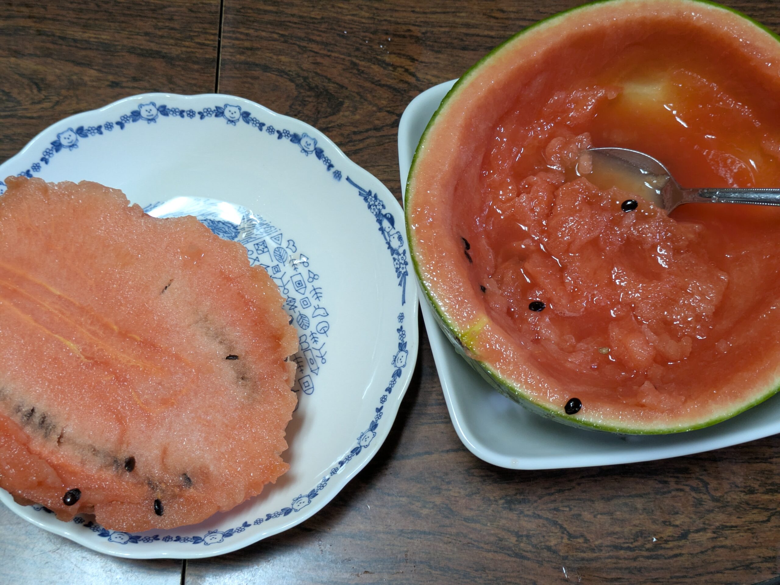 金沢こだま西瓜の果肉をスプーンでくり抜くところ