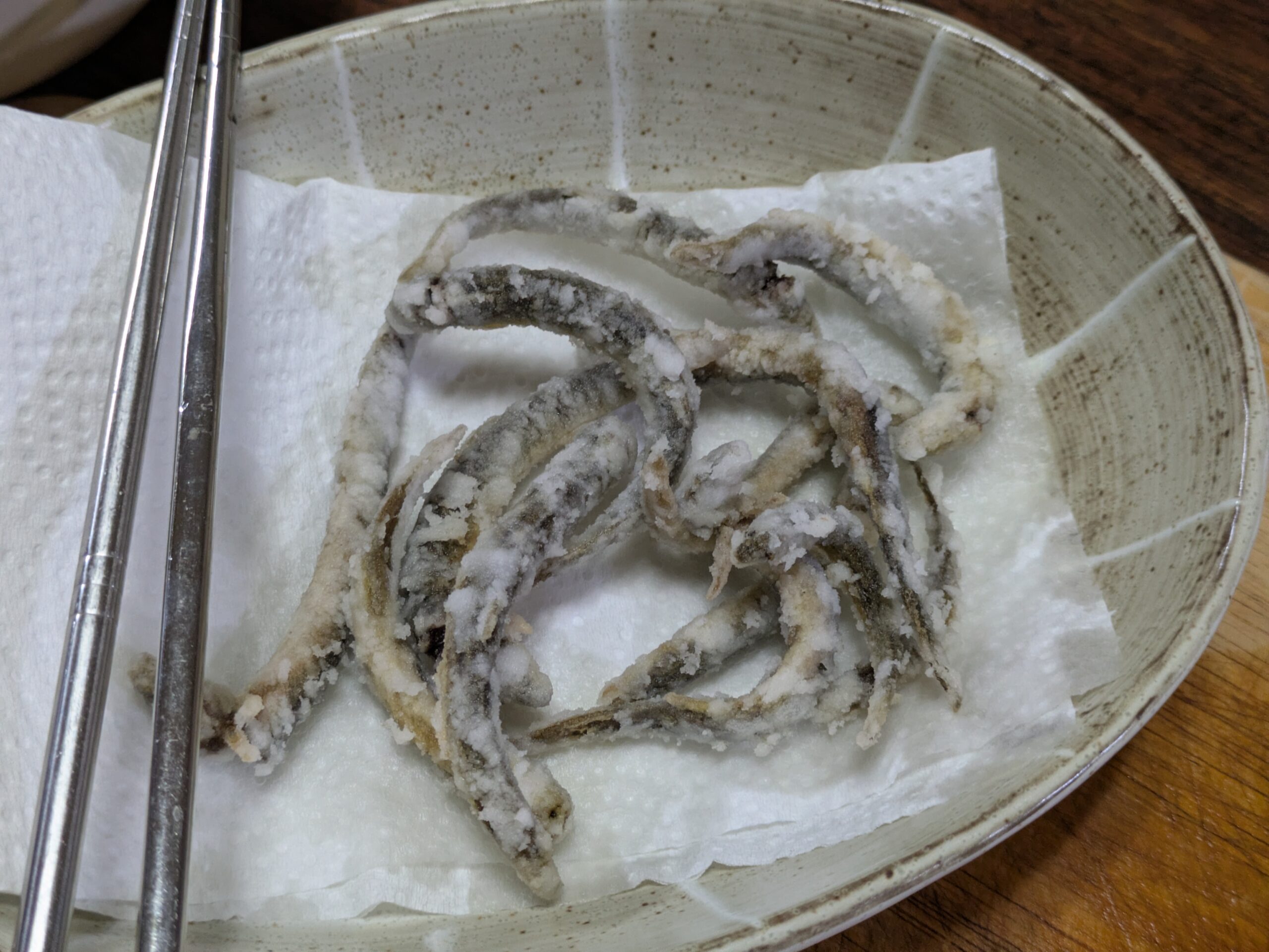 １度揚げたドジョウを２度揚げする前に休ませている