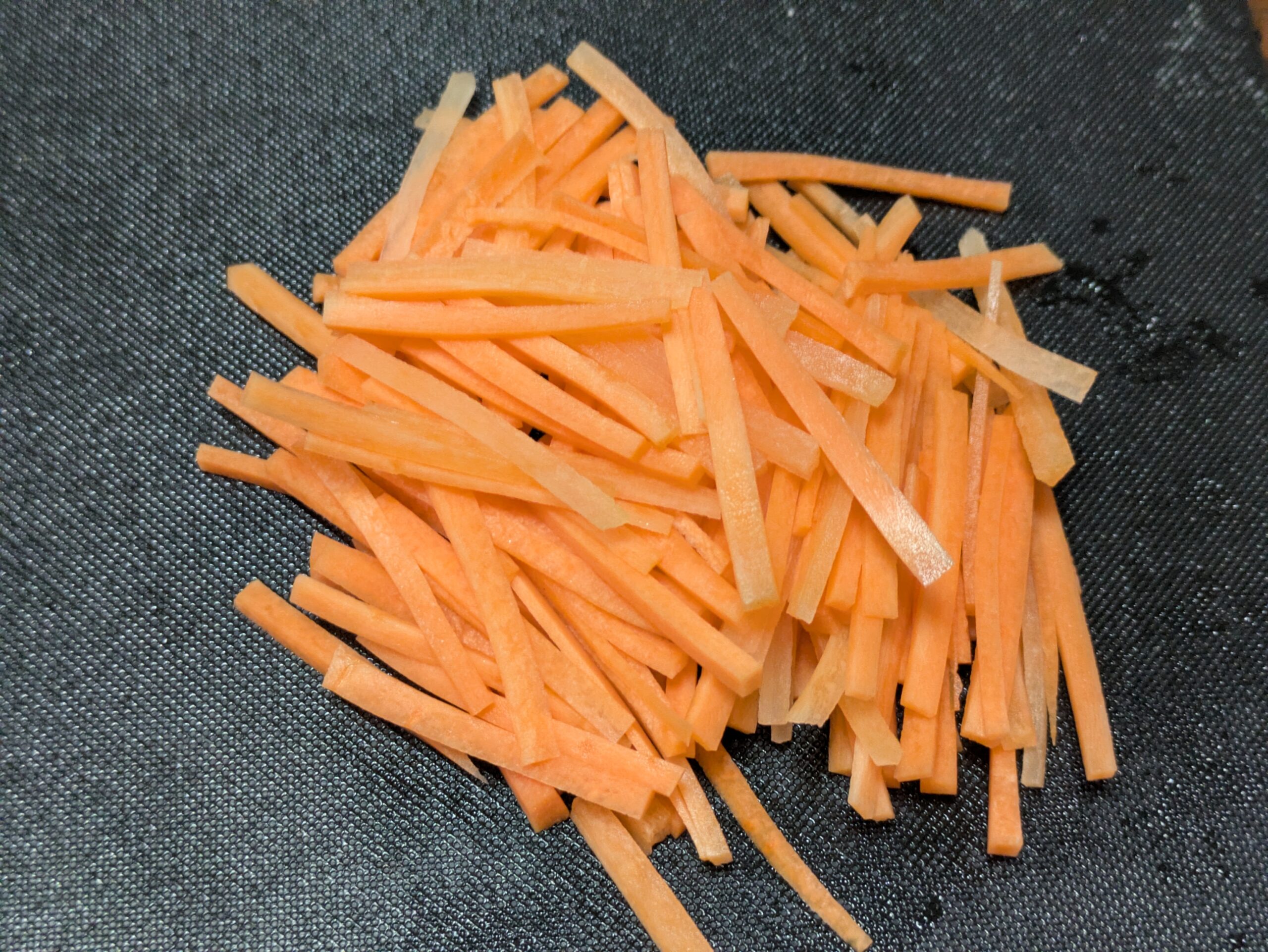 細切りにしたニンジン