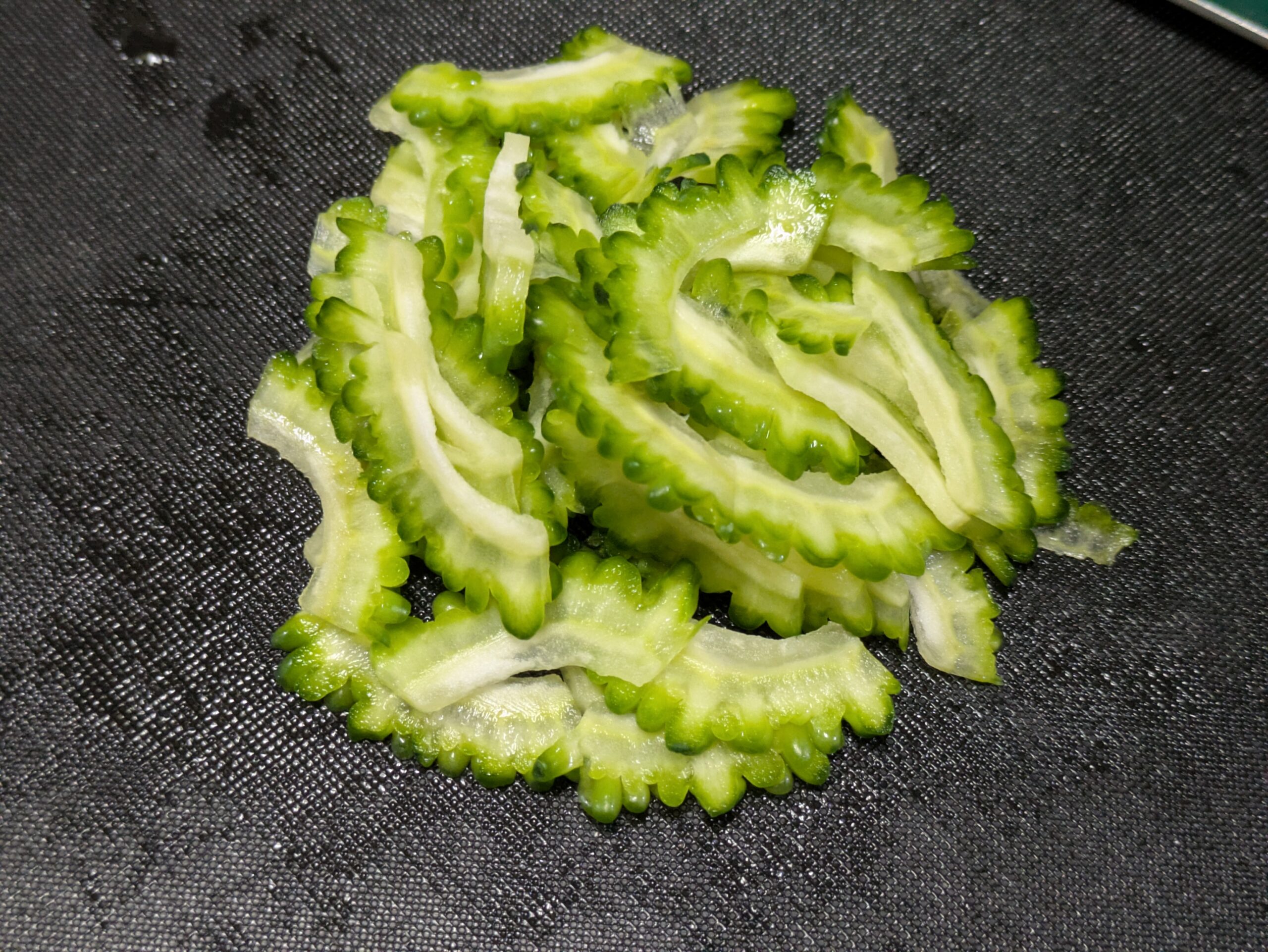 薄切りにしたゴーヤ