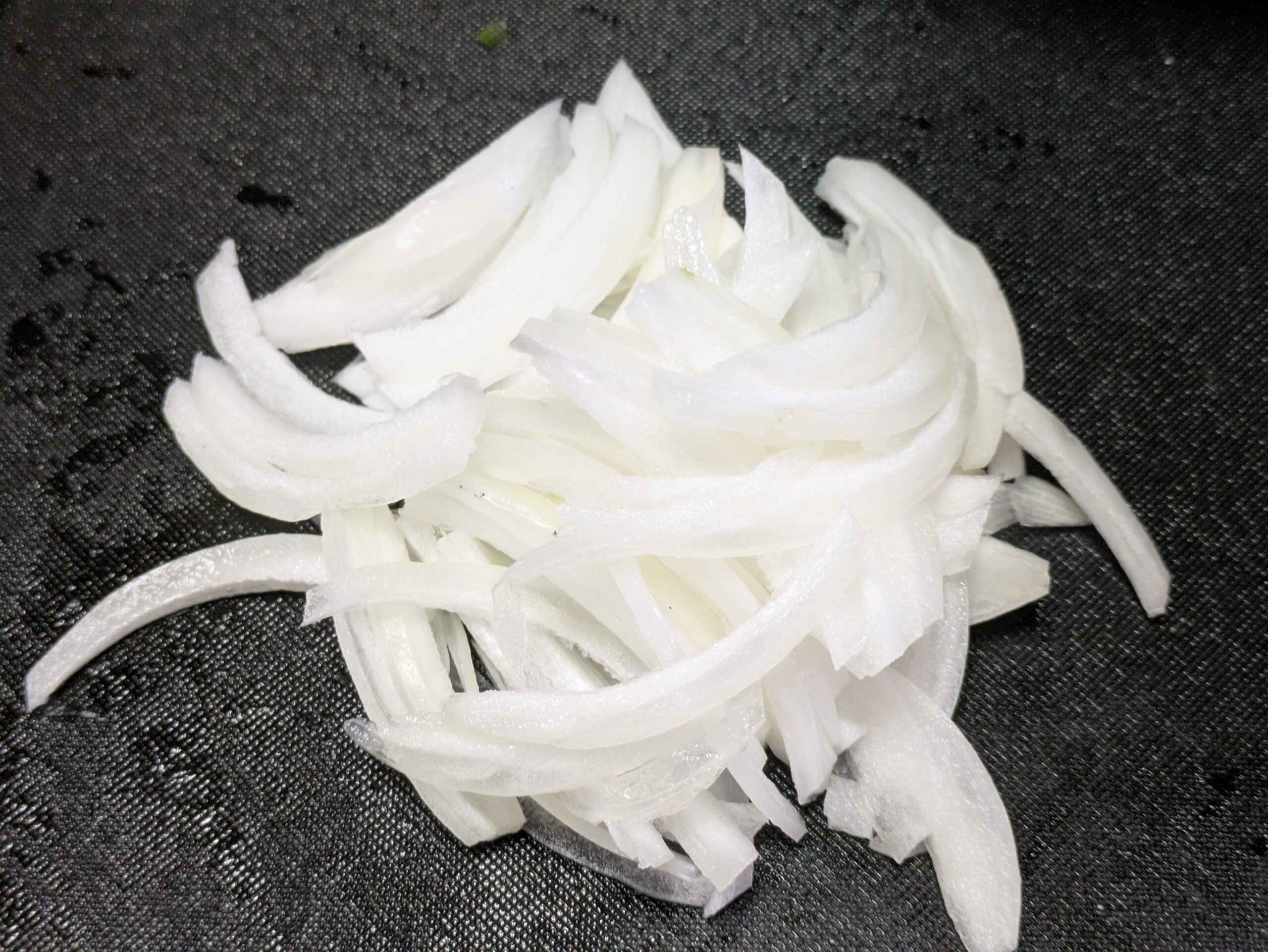 薄切りにしたタマネギ
