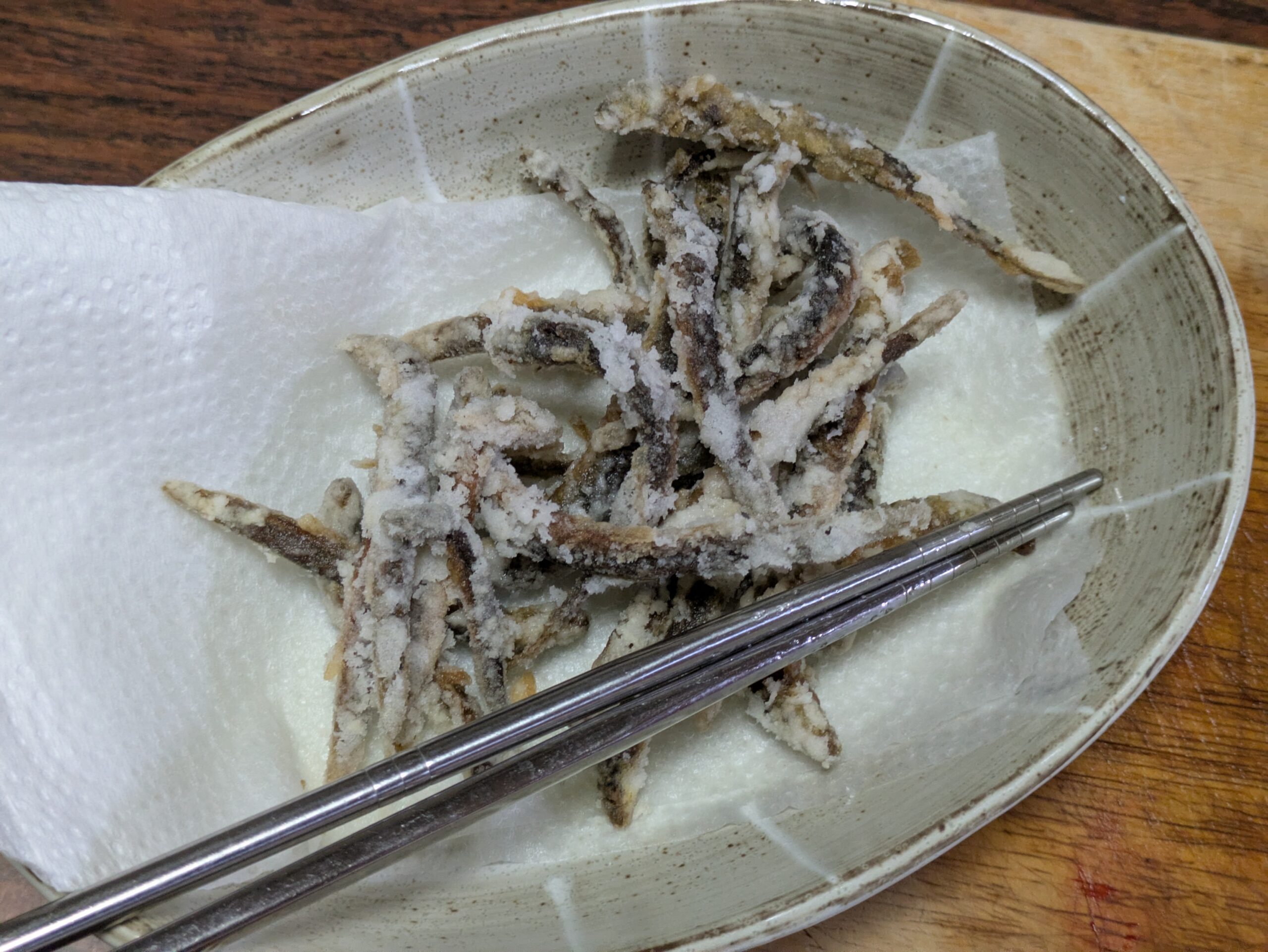南蛮漬け用に揚げた丸ごとのドジョウ