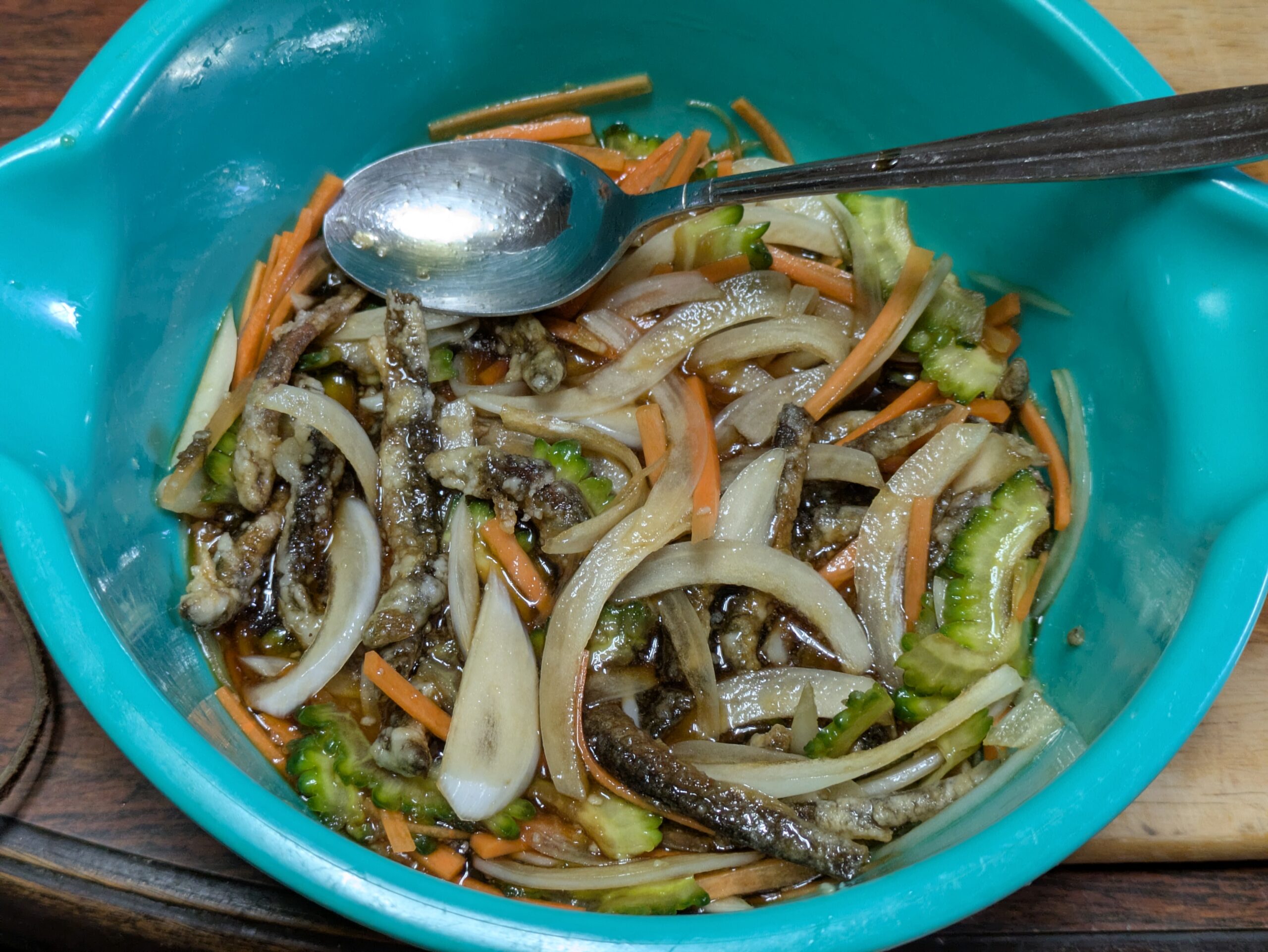 揚げたドジョウと野菜を南蛮酢に漬けているところ