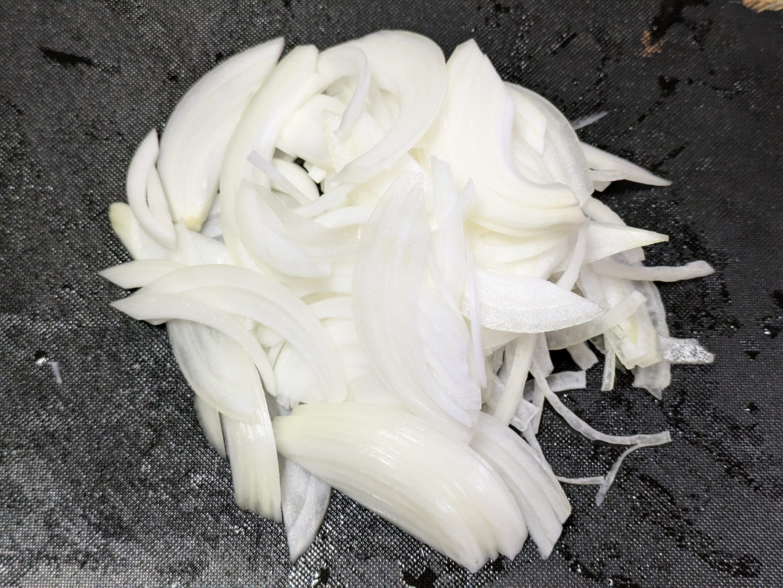 梅肉和えに使用する薄切りのタマネギ