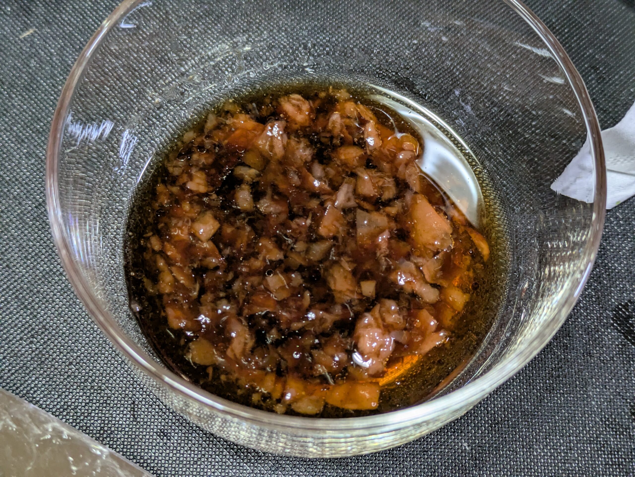 梅干しと醤油とごま油と酢を混ぜた梅肉ダレ