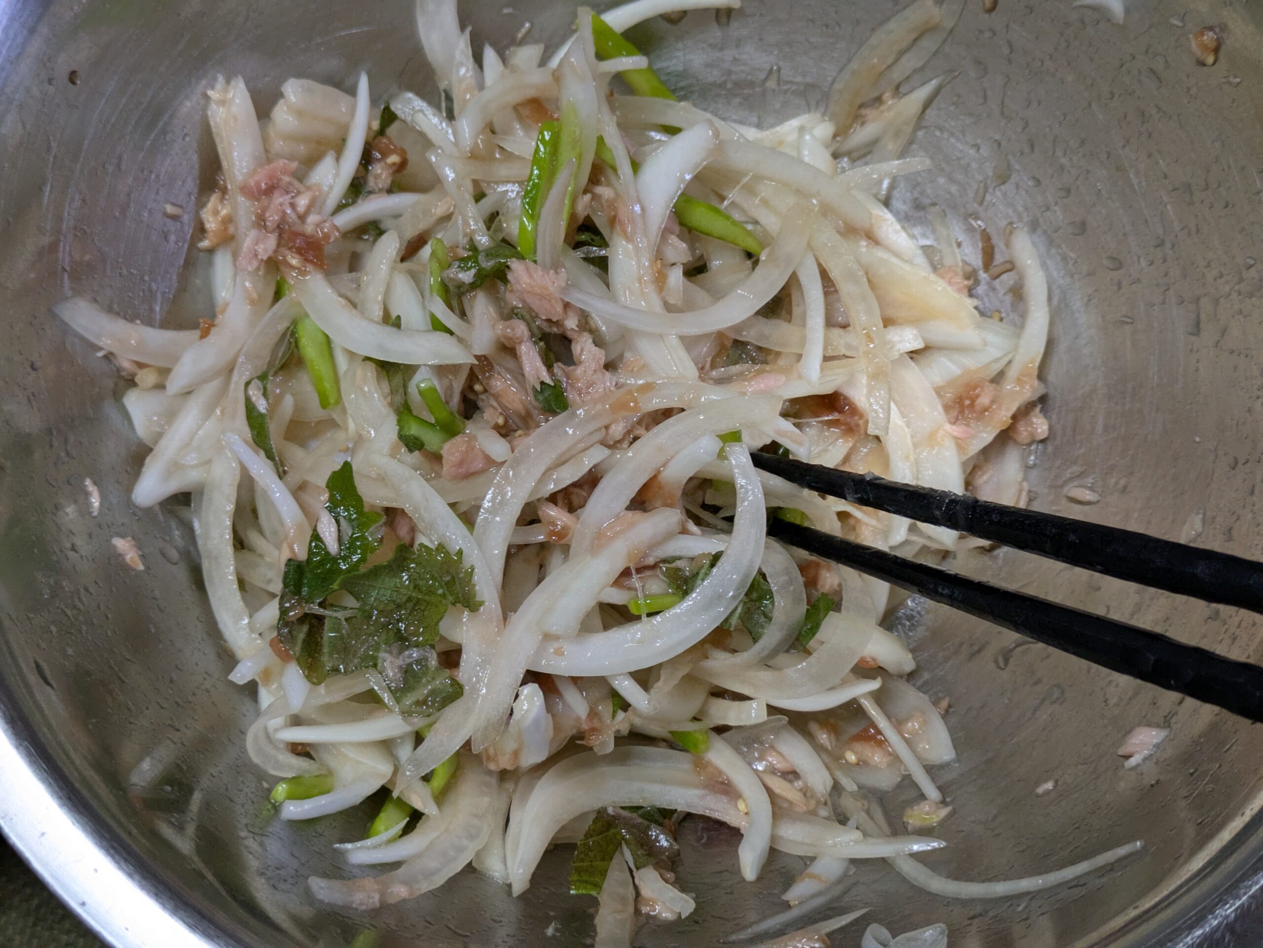 ウチワサボテンとタマネギと大葉とツナを梅肉ダレで和えているところ