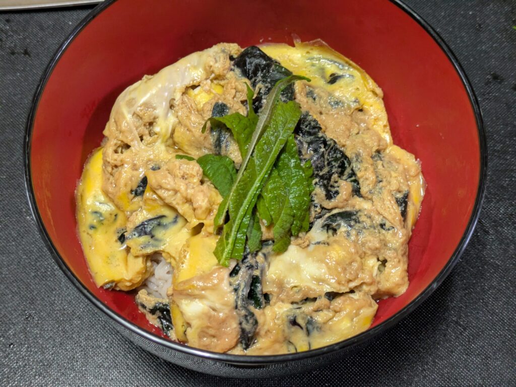 金時草を卵でとじてご飯にのせた卵とじ丼