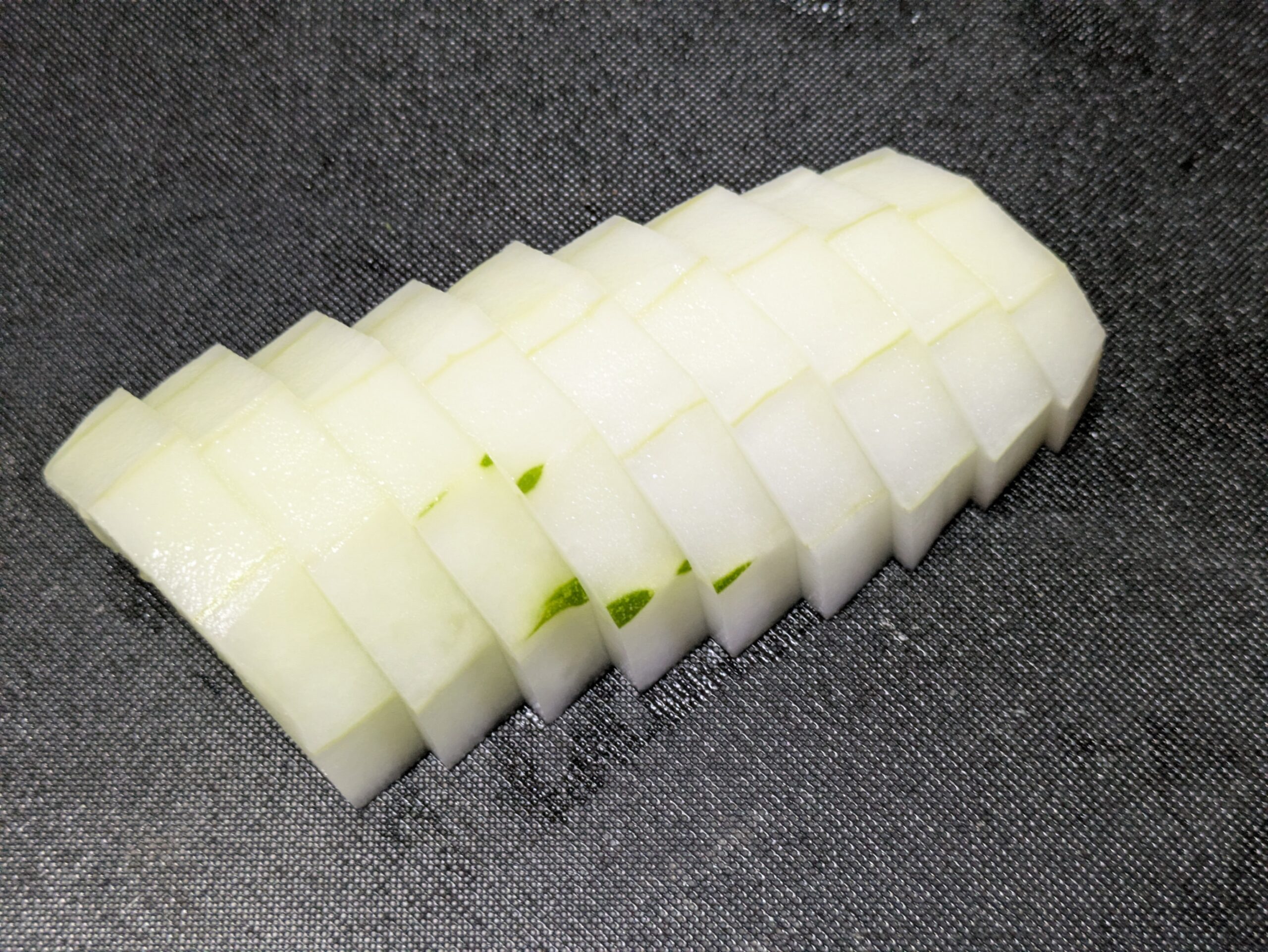 皮と種を取り除いて食べやすい大きさに切った太きゅうり