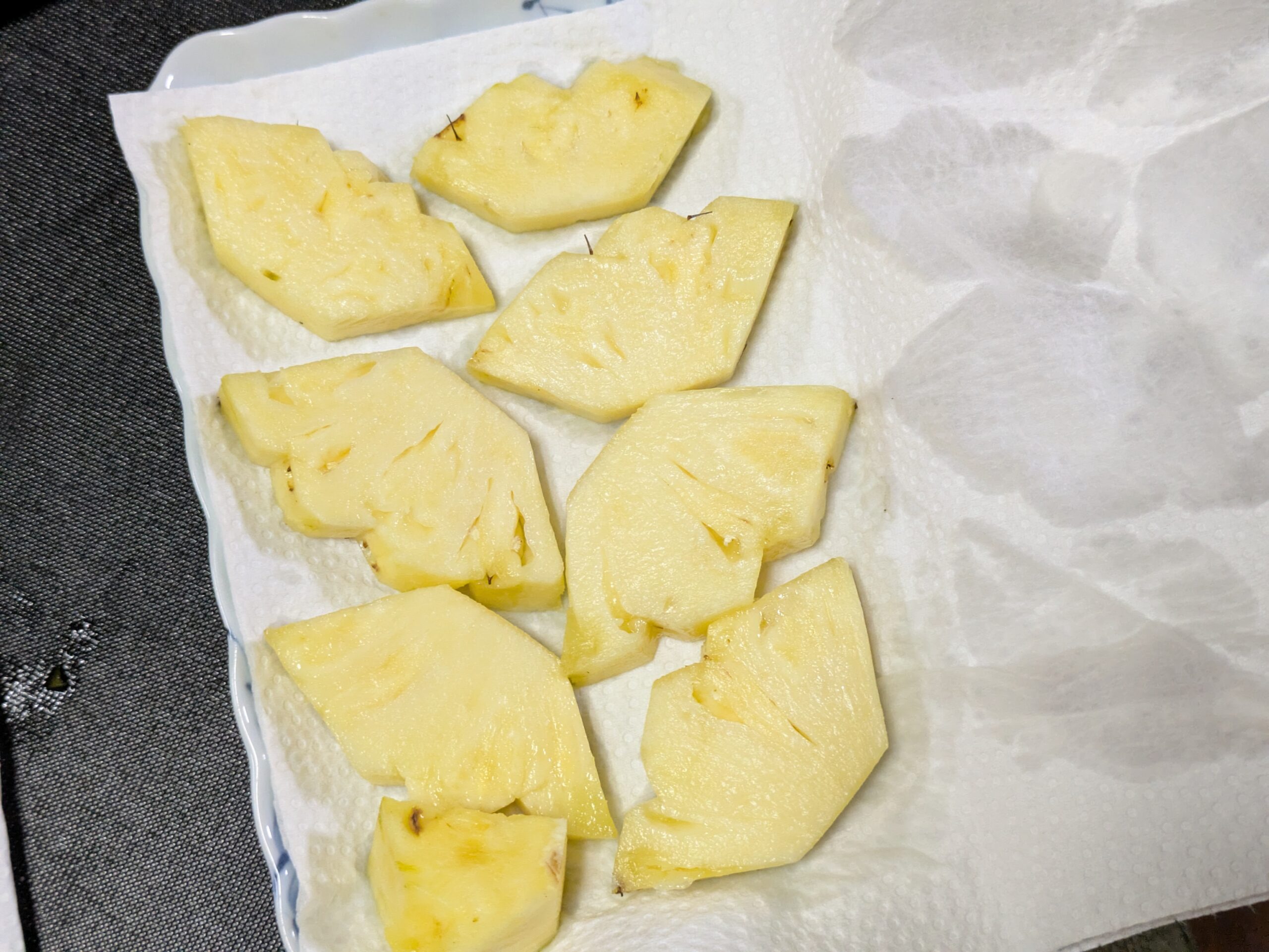 食べやすい大きさに切ってクッキングペーパーで水分を取るパイナップル