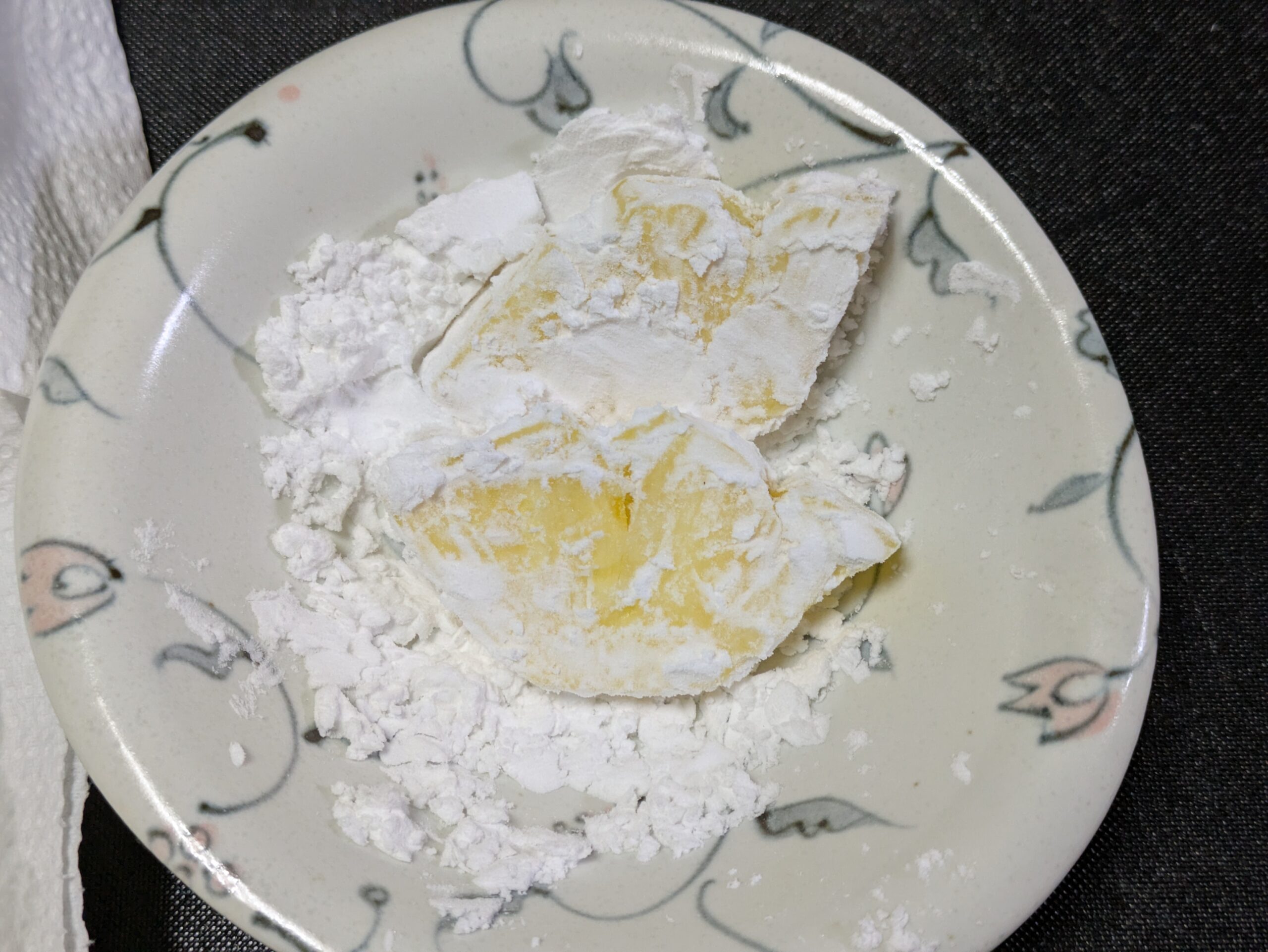揚げる前に片栗粉をしっかりまぶしたパイナップル