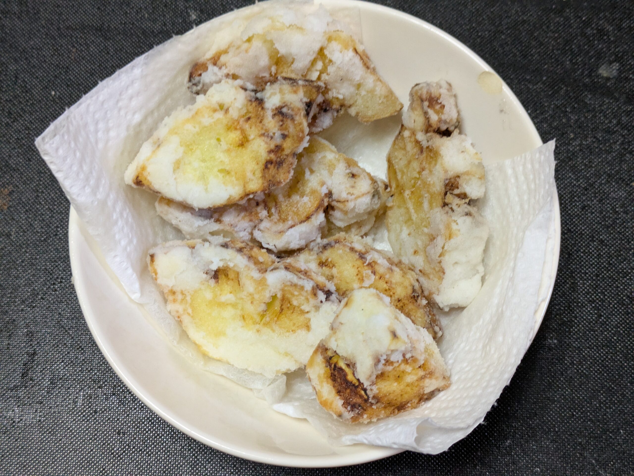 表面に焼き色がつくまで揚げたパイナップル