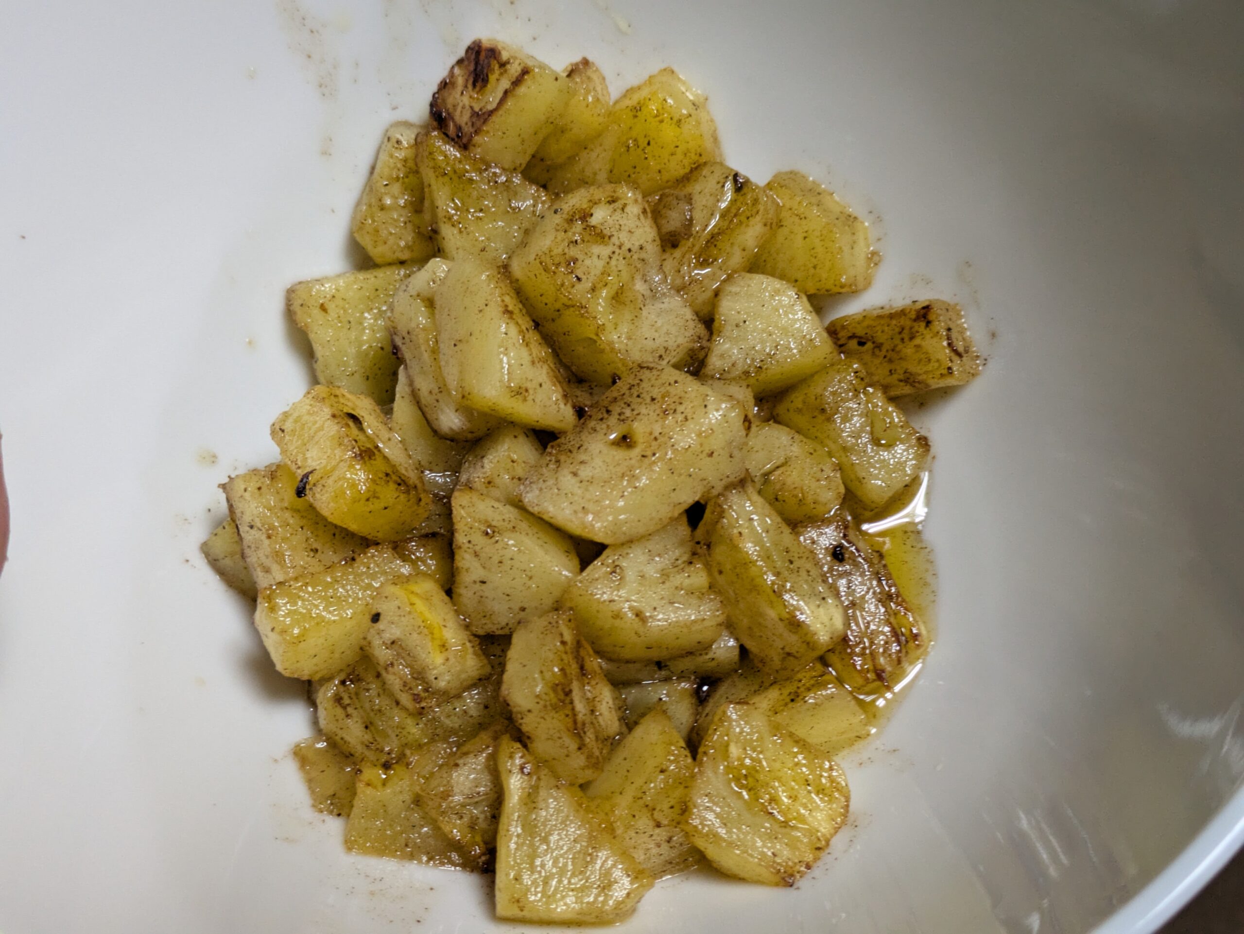 フライパンで焼き色を付けたパイナップル