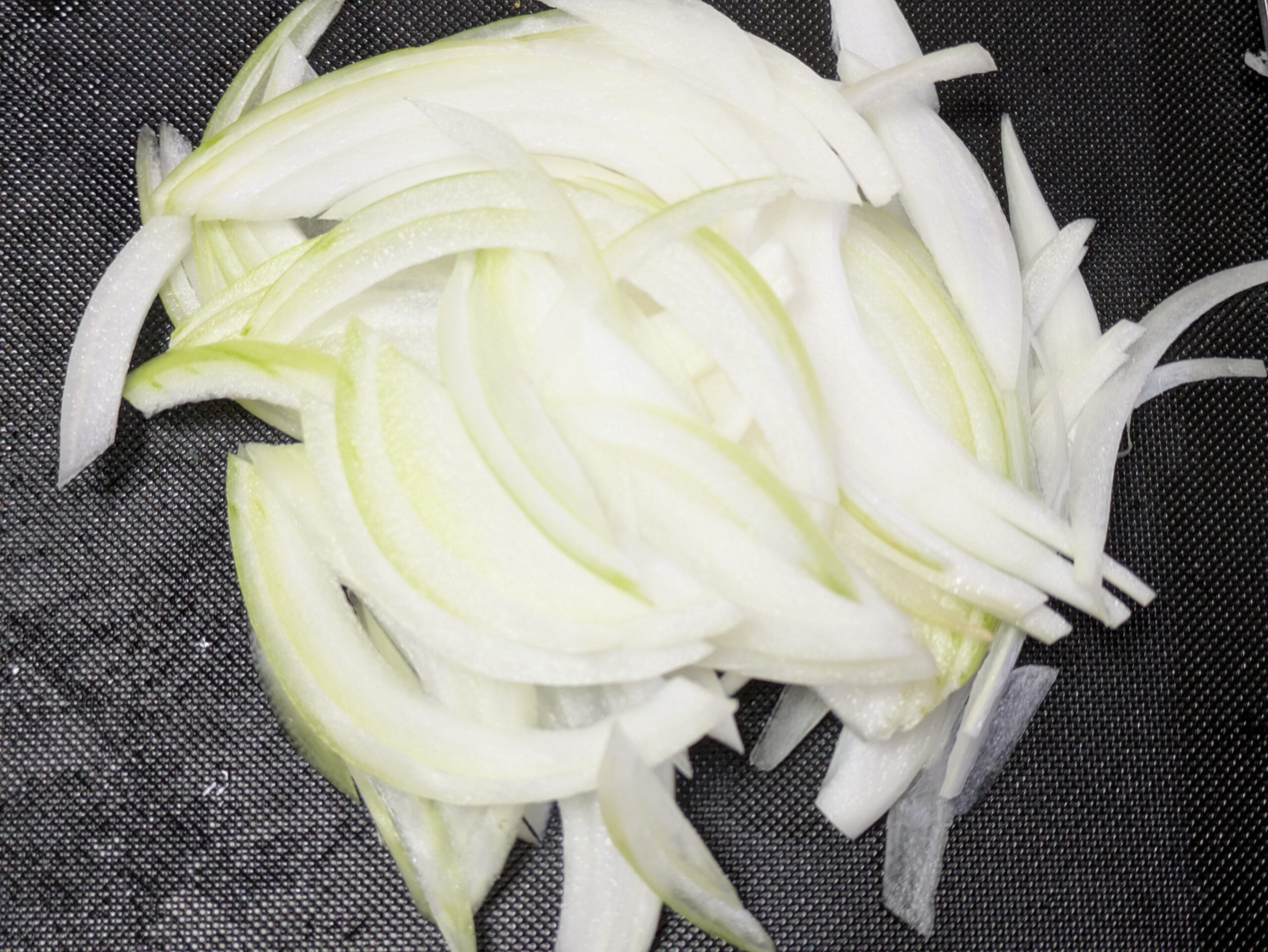 金時草のサラダに加える薄切りの玉ねぎ