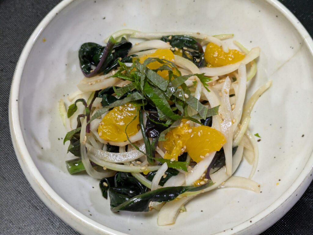 金時草と加賀れんこん、玉ねぎ、みかんを合わせたサラダ