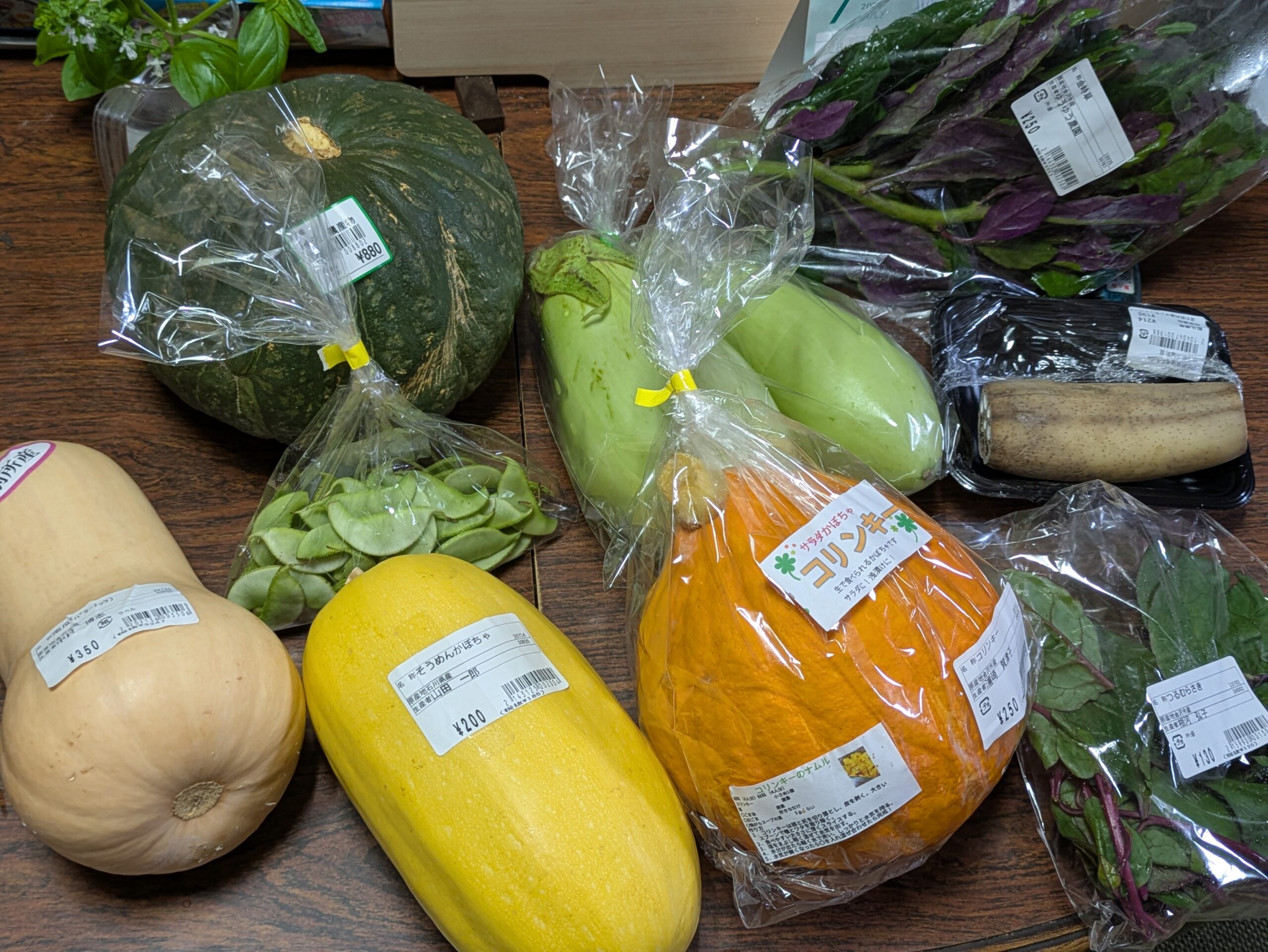 直売所などで購入したカボチャや太胡瓜など大量の野菜